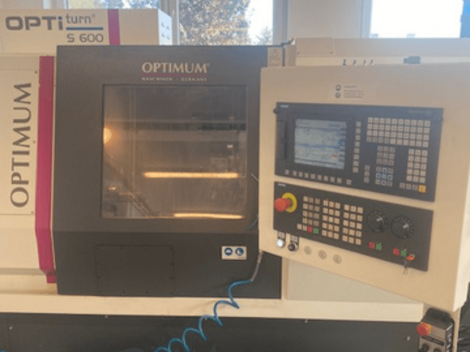 Optimum OPTIturn S 600 horizontale draaimachine, vooraanzicht met bedieningspaneel en display.