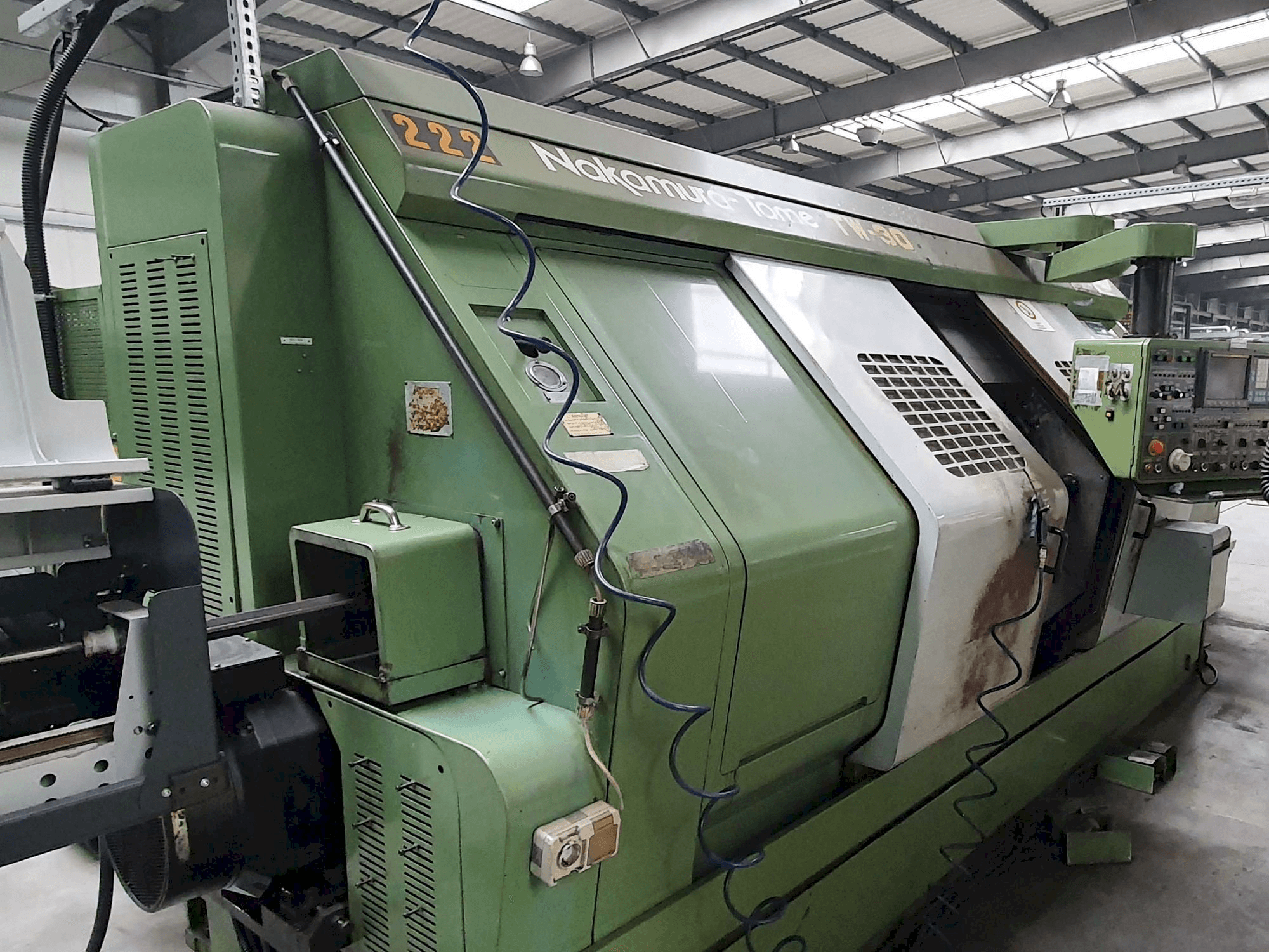 Vooraanzicht van NAKAMURA-TOME TW-30 machine