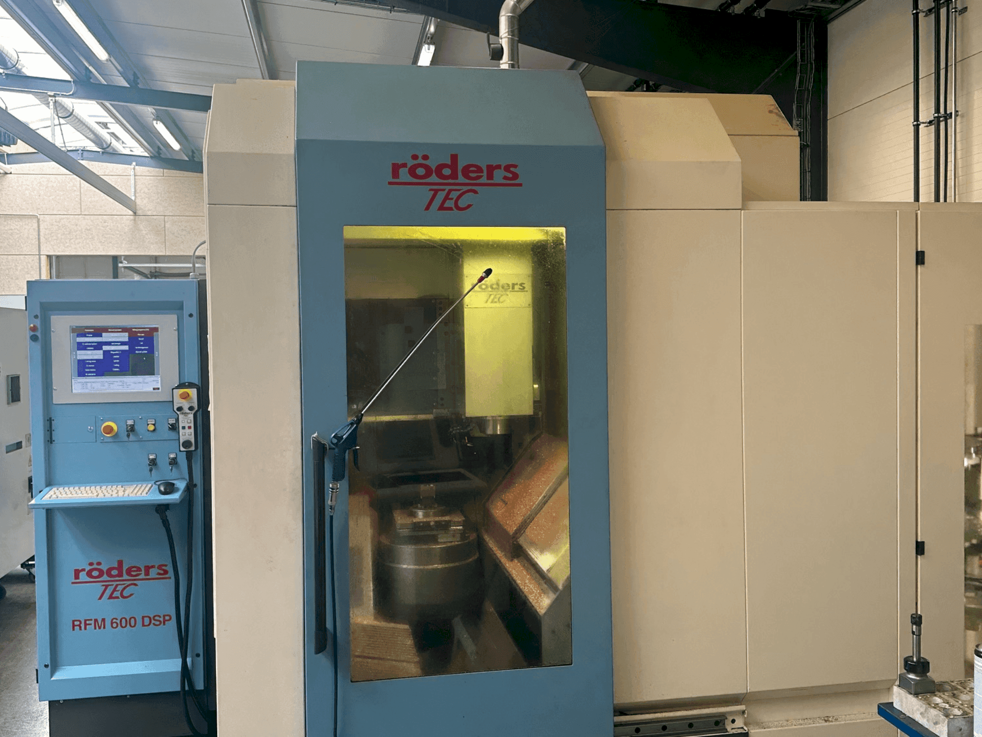 Vooraanzicht van Roders RFM 600 DSP machine