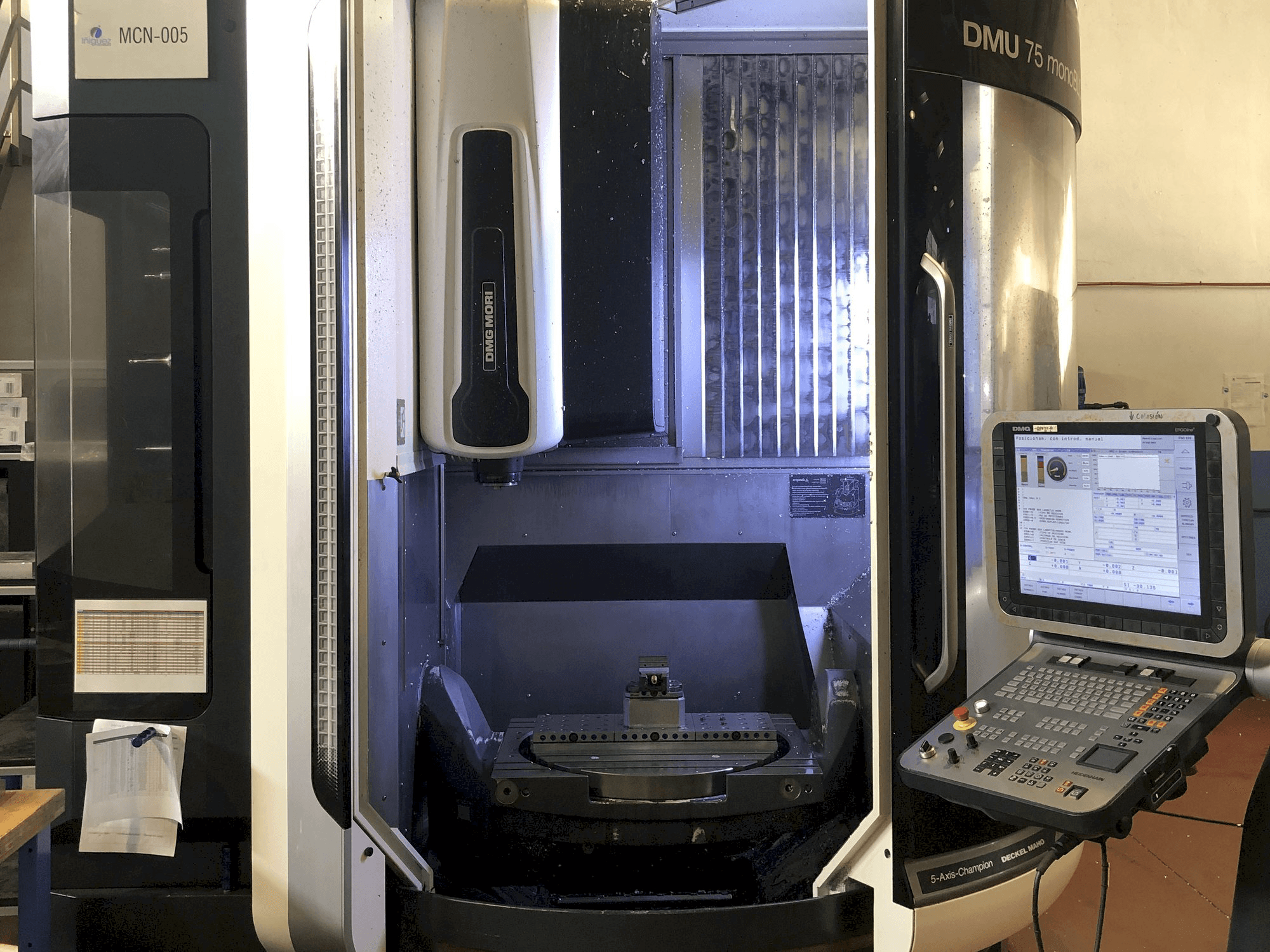 Vooraanzicht van DMG MORI DMU 75 Monoblock machine