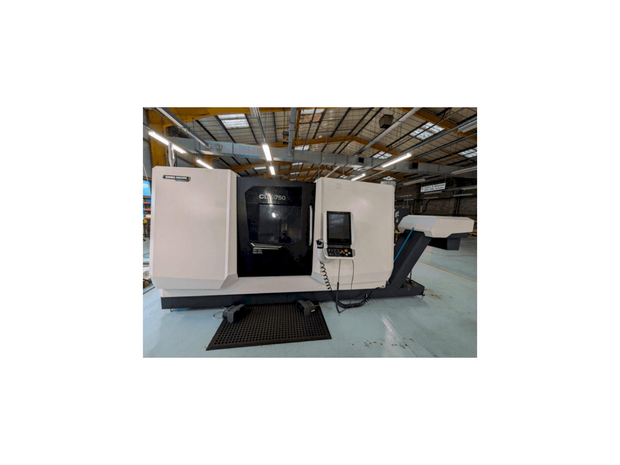 Vooraanzicht van DMG MORI CLX750 V4 machine