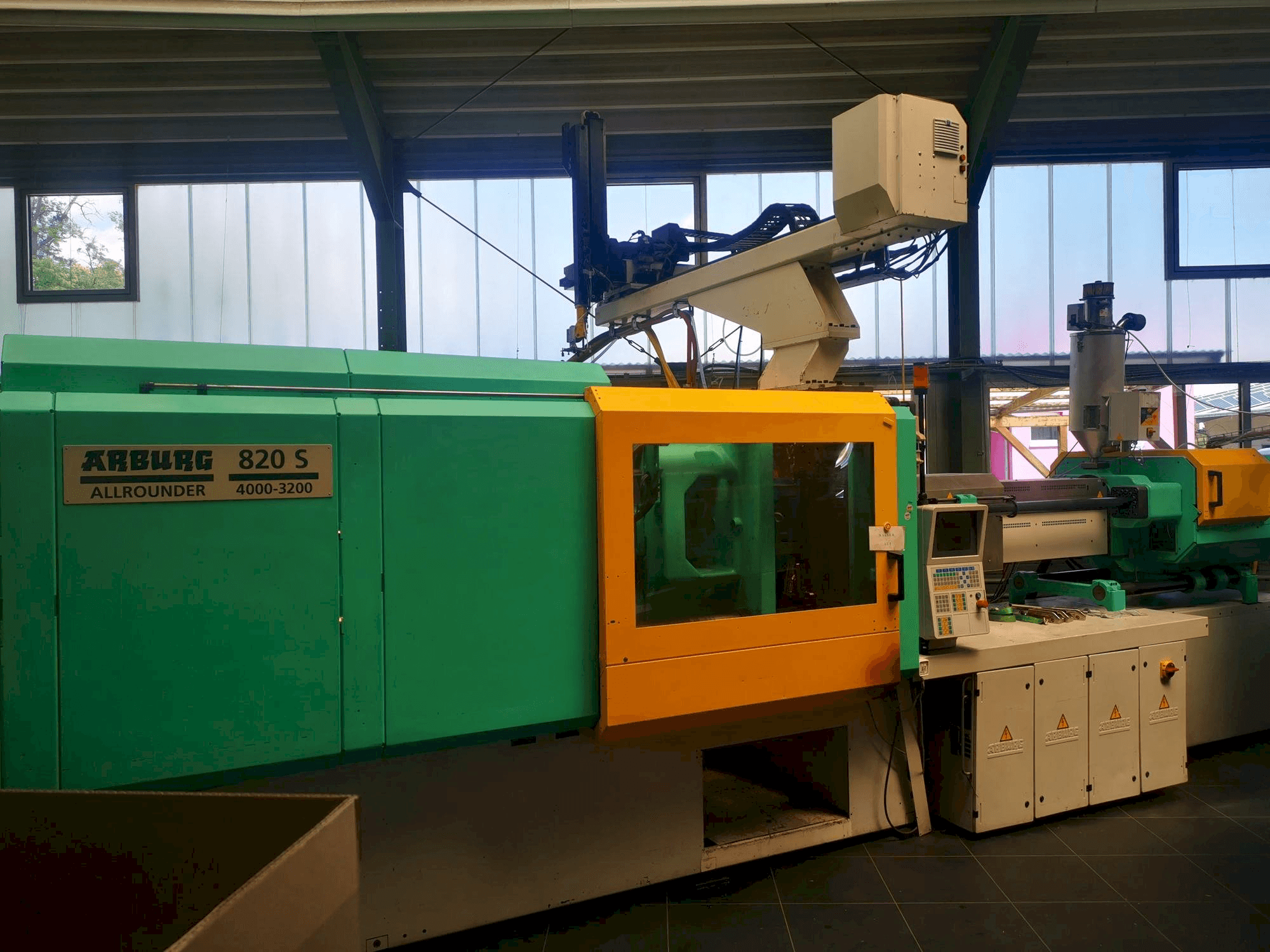 Vooraanzicht van Arburg 820S 4000 / 3200 machine