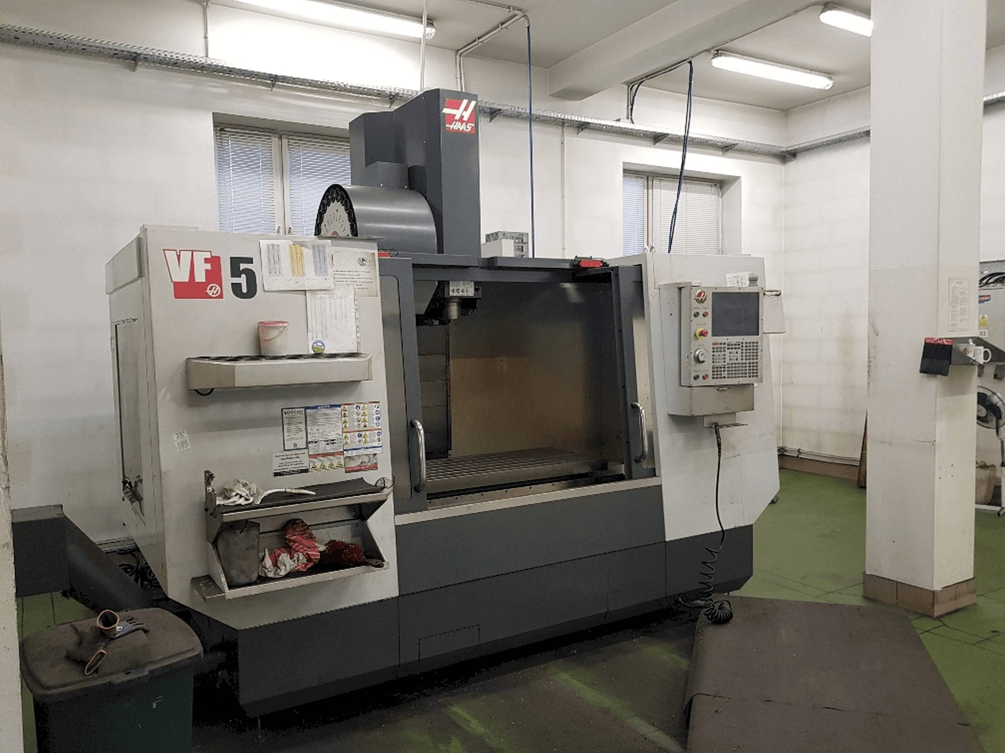 Vooraanzicht van HAAS VF-5/40 machine