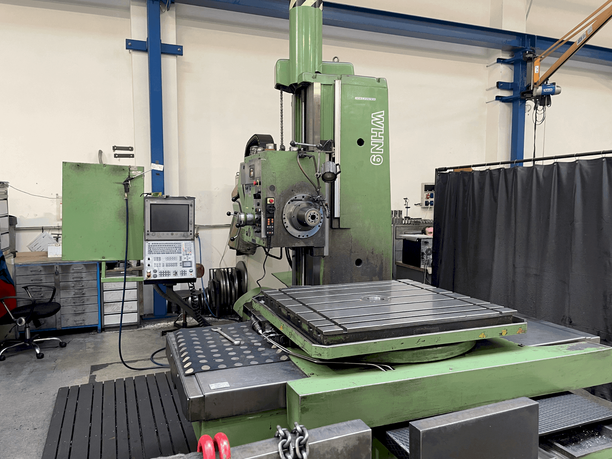 Vooraanzicht van TOS WHN 9B NC machine