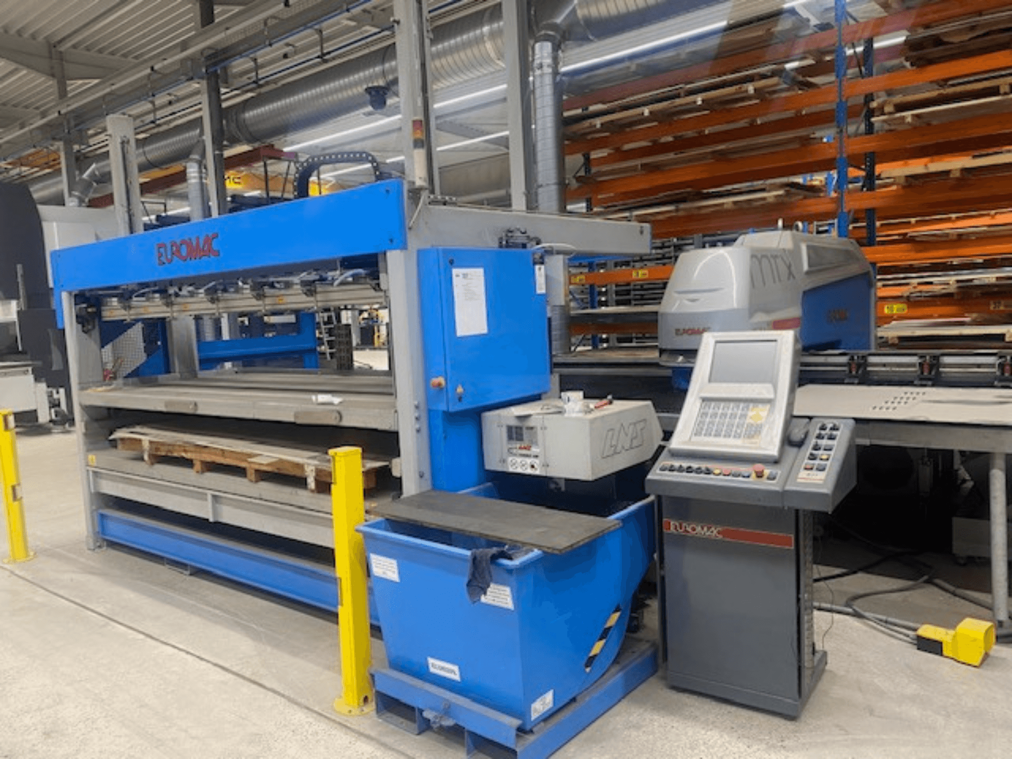 CNC-ponsmachine Euromac MTX FLEX 12, vooraanzicht met zichtbaar bedieningspaneel, pallets en veiligheidsvoorzieningen.