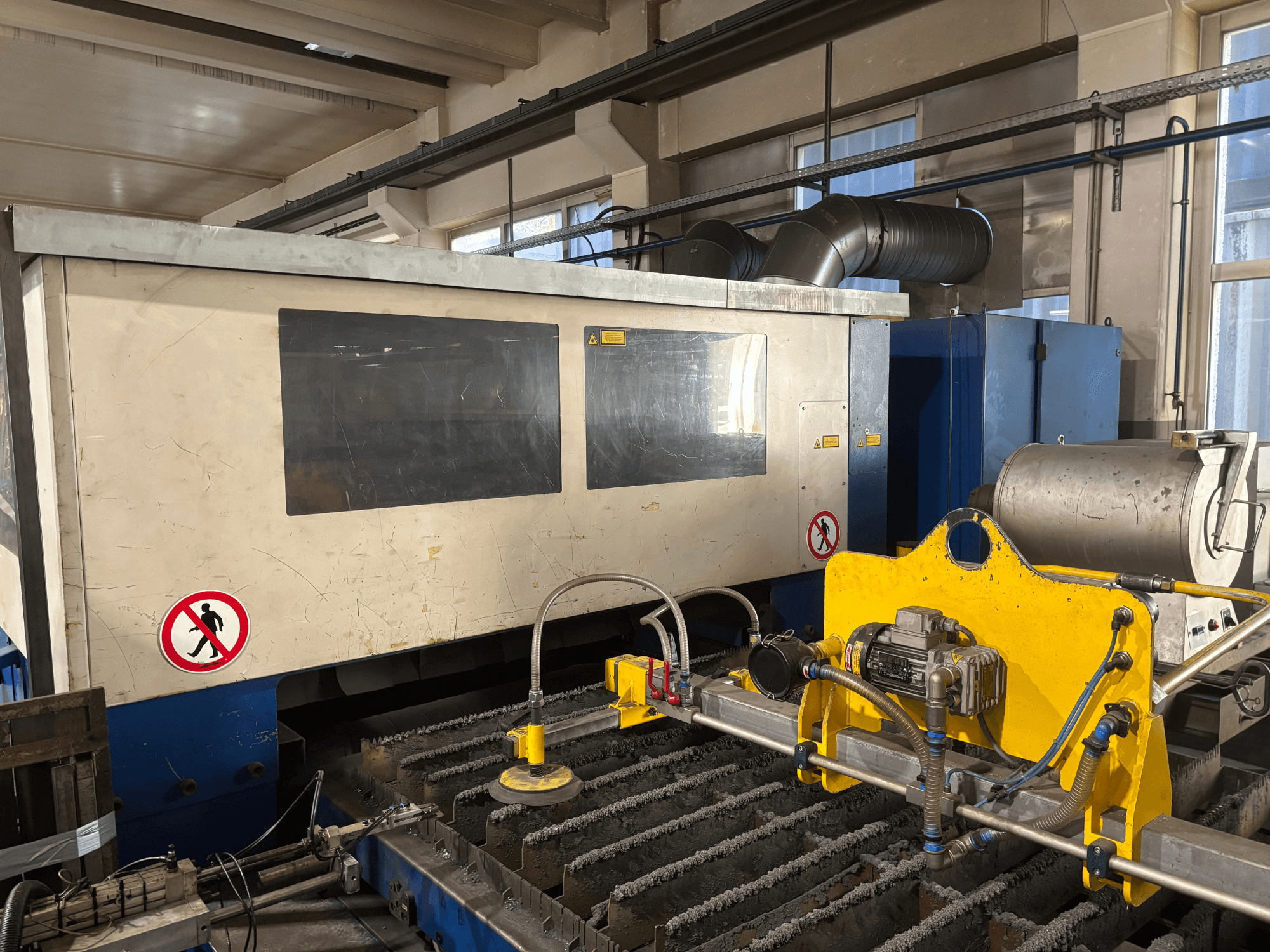 TRUMPF Trumatic L3030 CO2 lasersnijmachine, vooraanzicht met bedieningsinterface en snijvlakdetails.