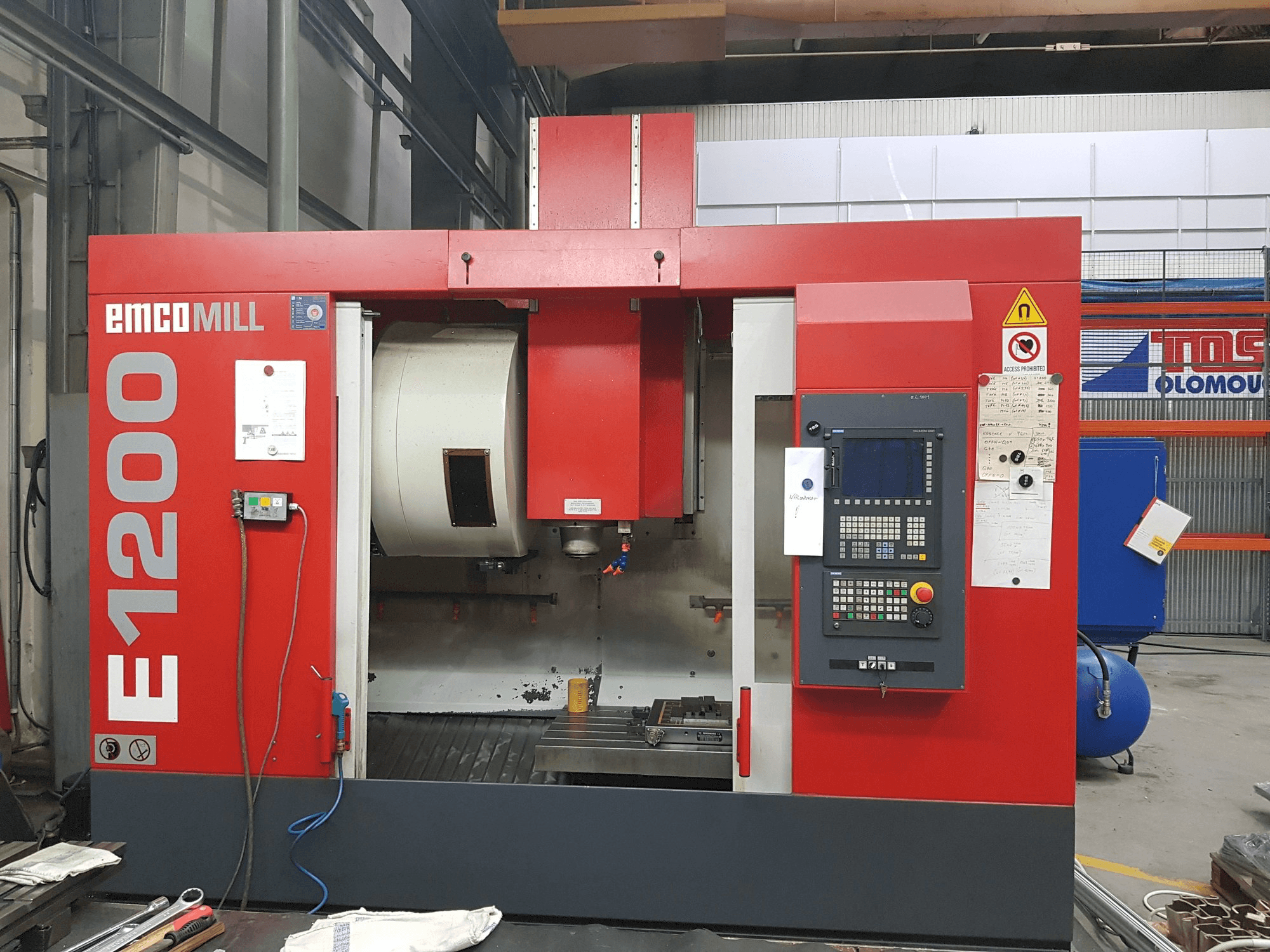 Vooraanzicht van EMCO Emcomill E 1200 machine