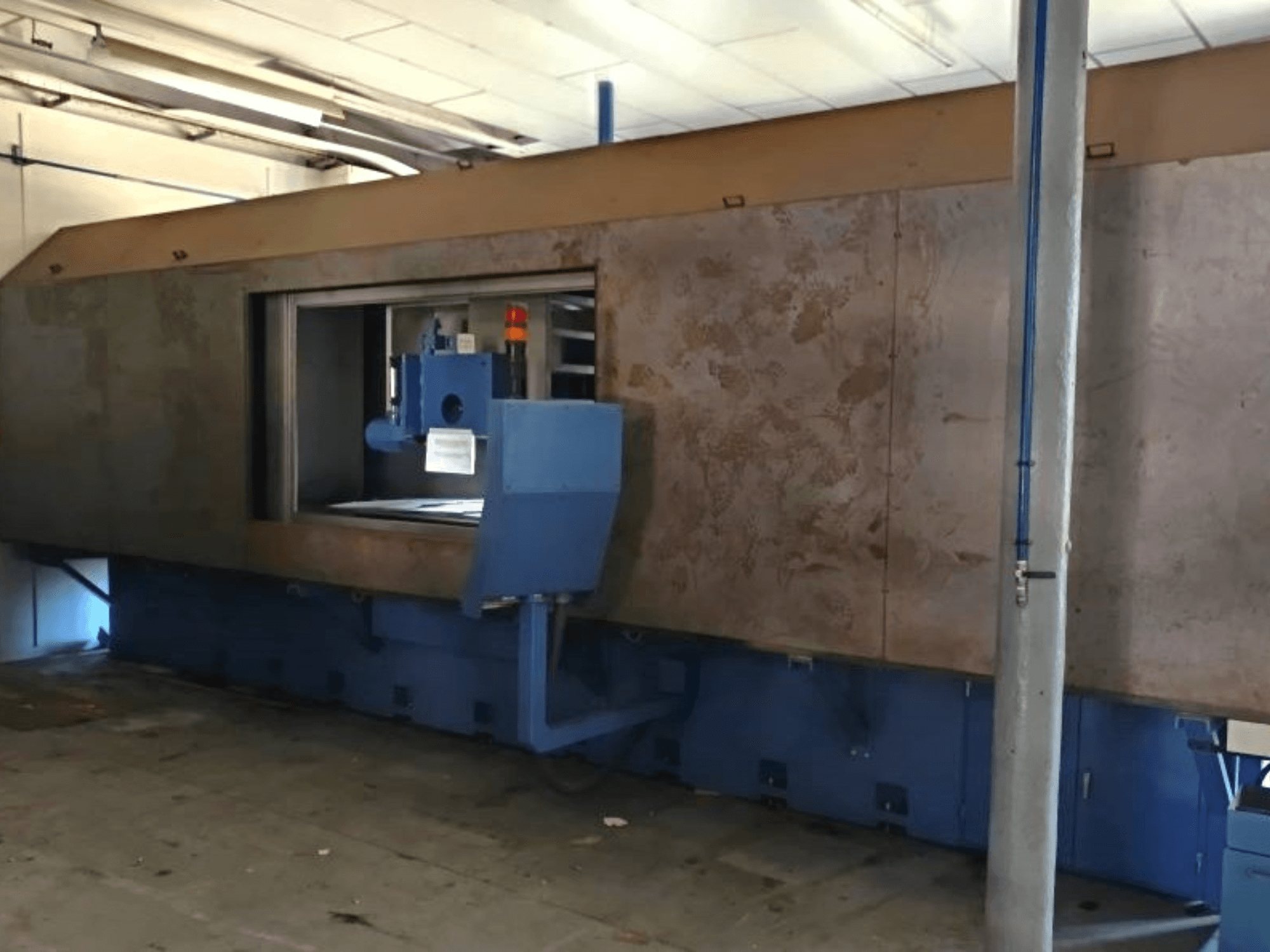 Vooraanzicht van de GER SE 200-75 vlakschuurmachine met een groot stalen frame en bedieningselementen aan de zijkant.