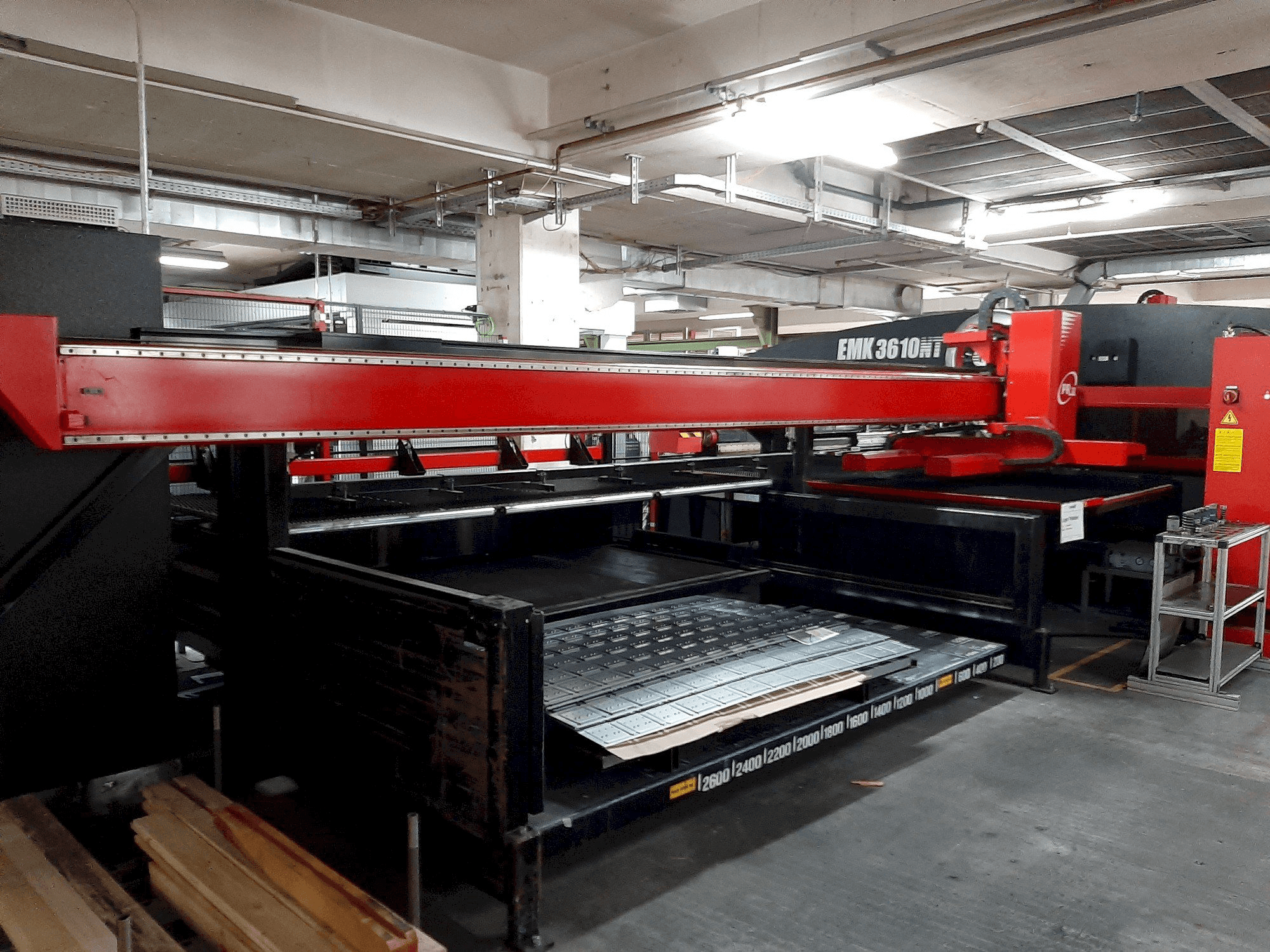 Vooraanzicht van AMADA EMK 3610NT machine