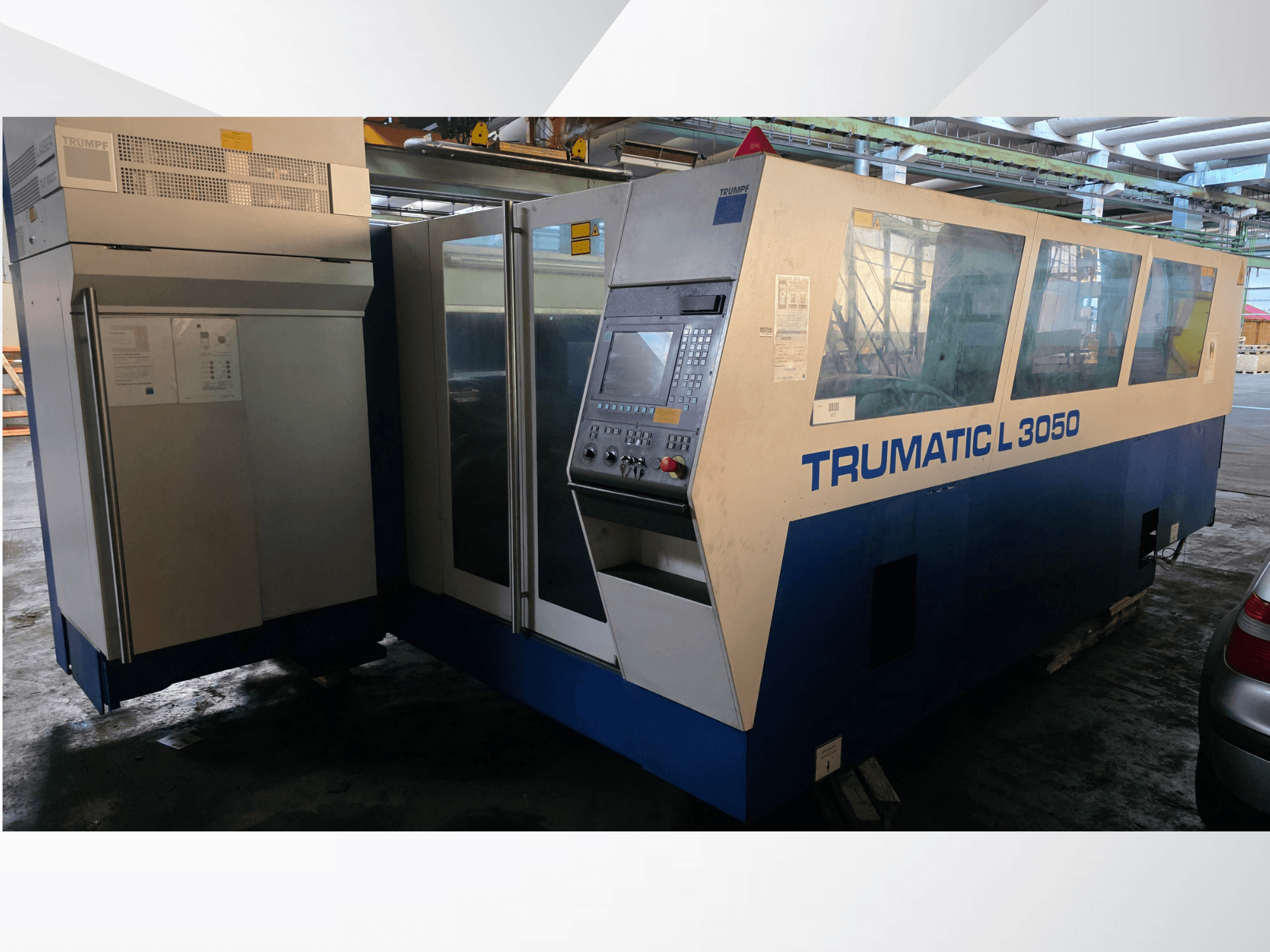TRUMPF Trumatic L 3050 CO2 lasersnijmachine, vooraanzicht, met bedieningspaneel en grote glazen vensters.