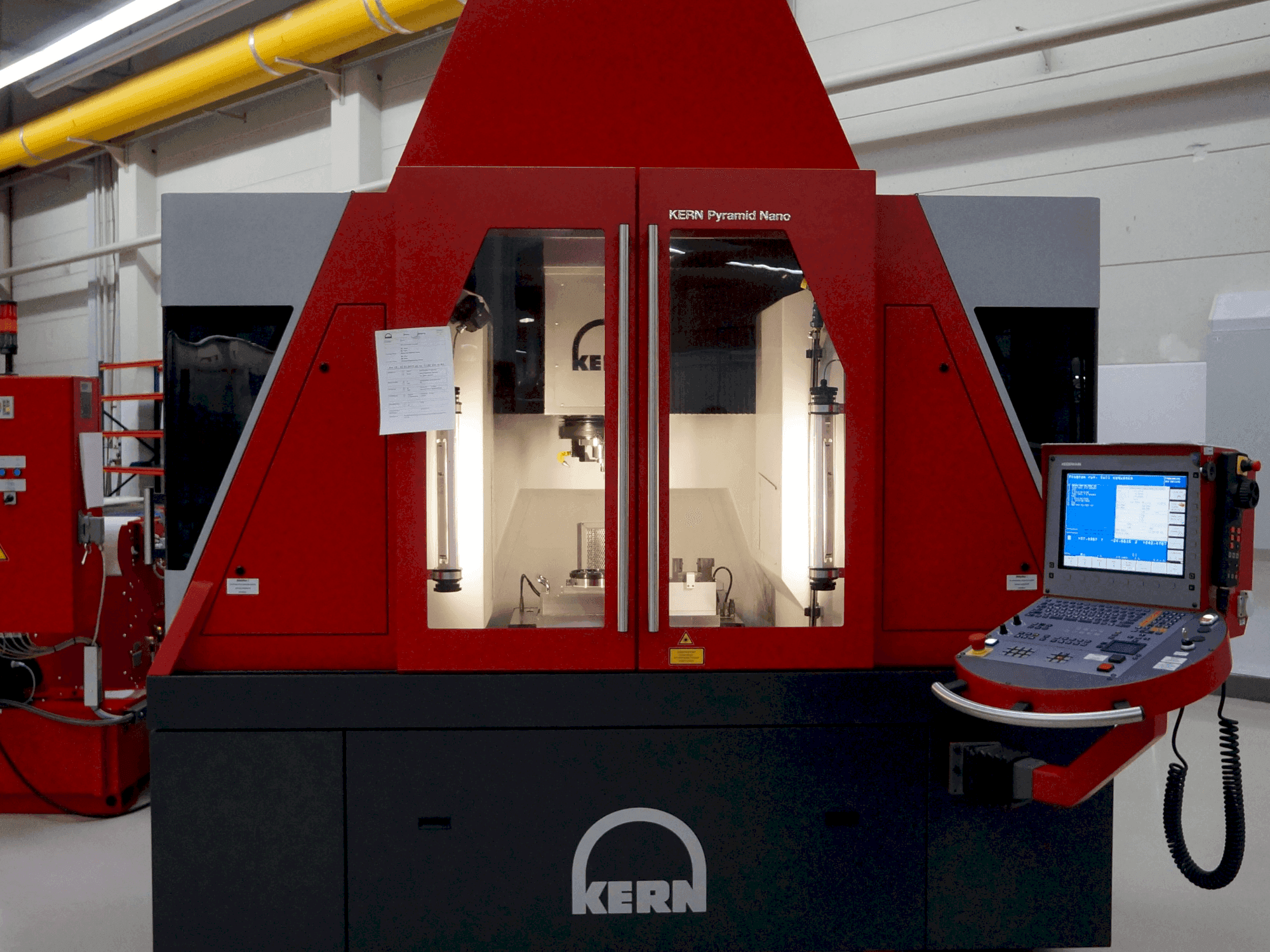 Vooraanzicht van KERN Pyramid Nano (2013) machine