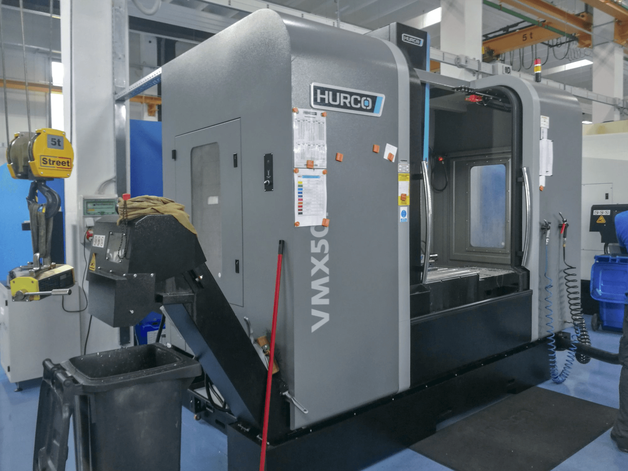 Links zicht van Hurco VMX 50i machine