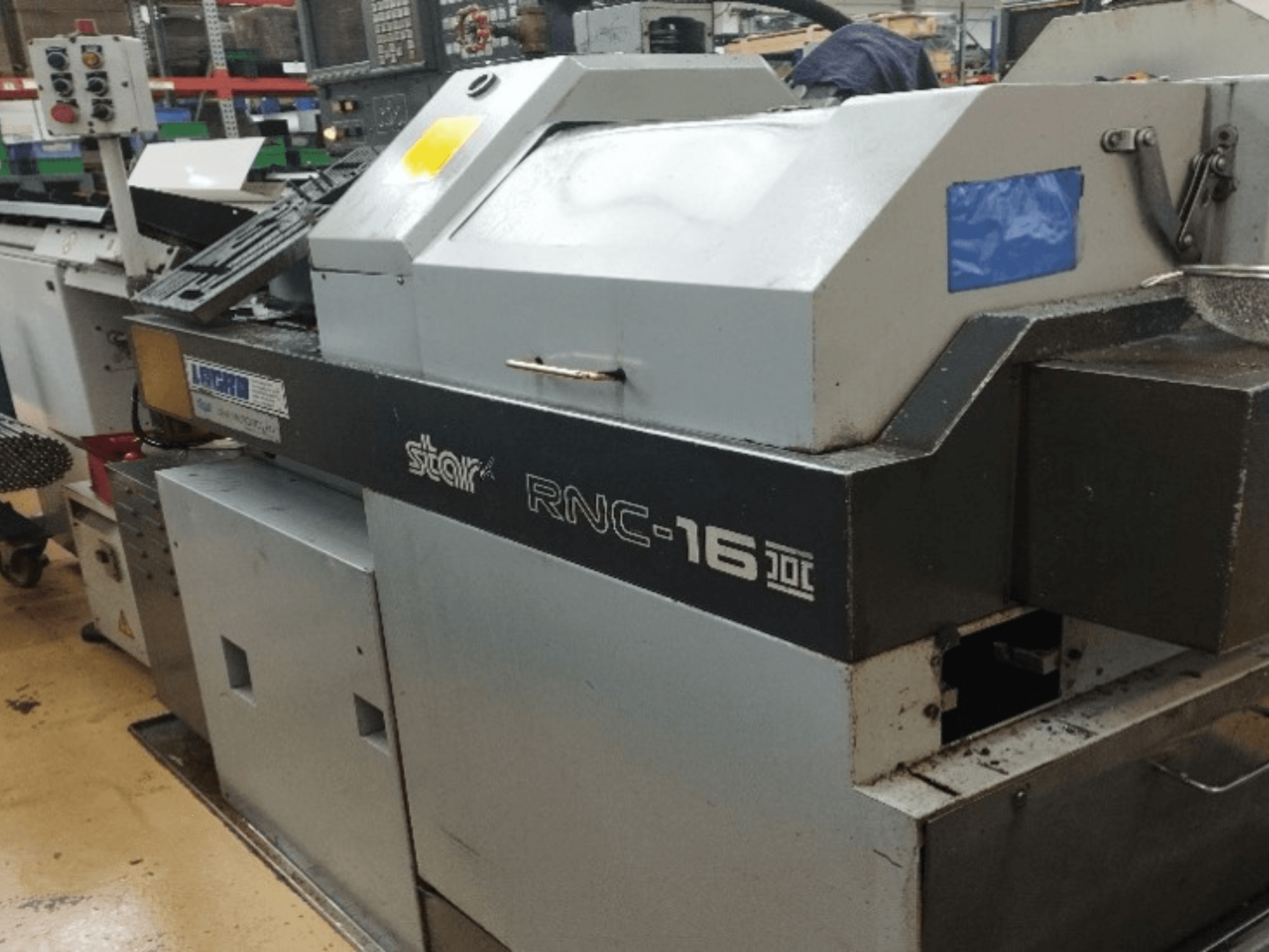 Star RNC16B-1 draaibank van het Zwitserse type, vooraanzicht, met het bedieningspaneel en de machineonderdelen in een werkplaatsomgeving.