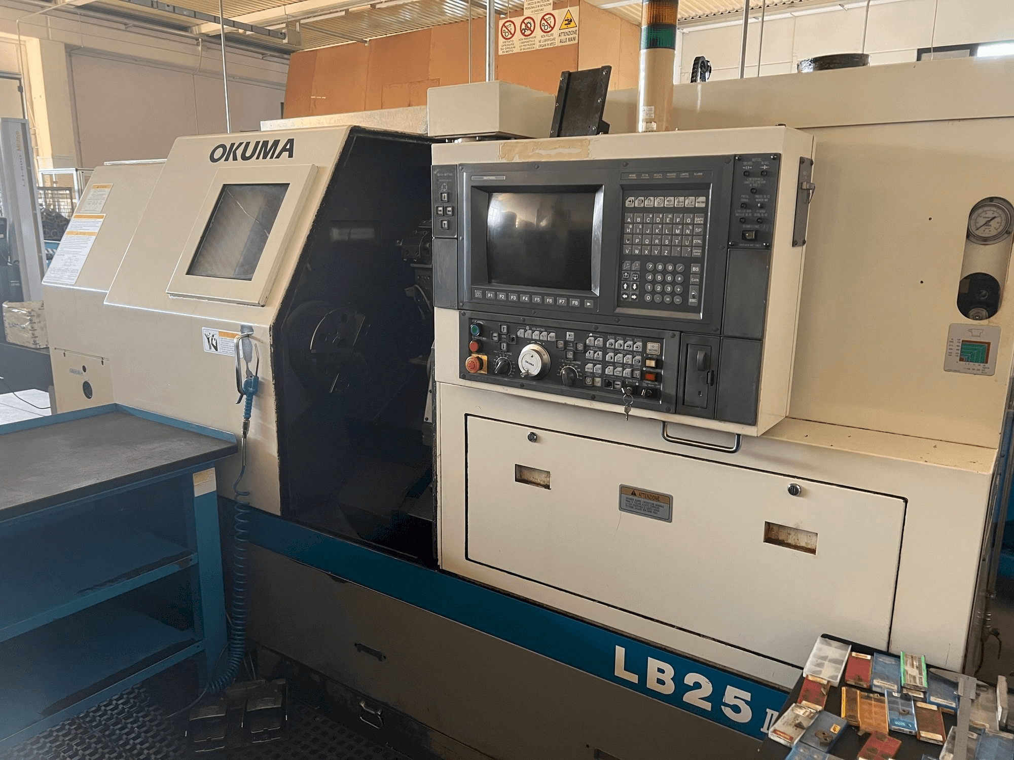 Vooraanzicht van Okuma LB 25 II machine