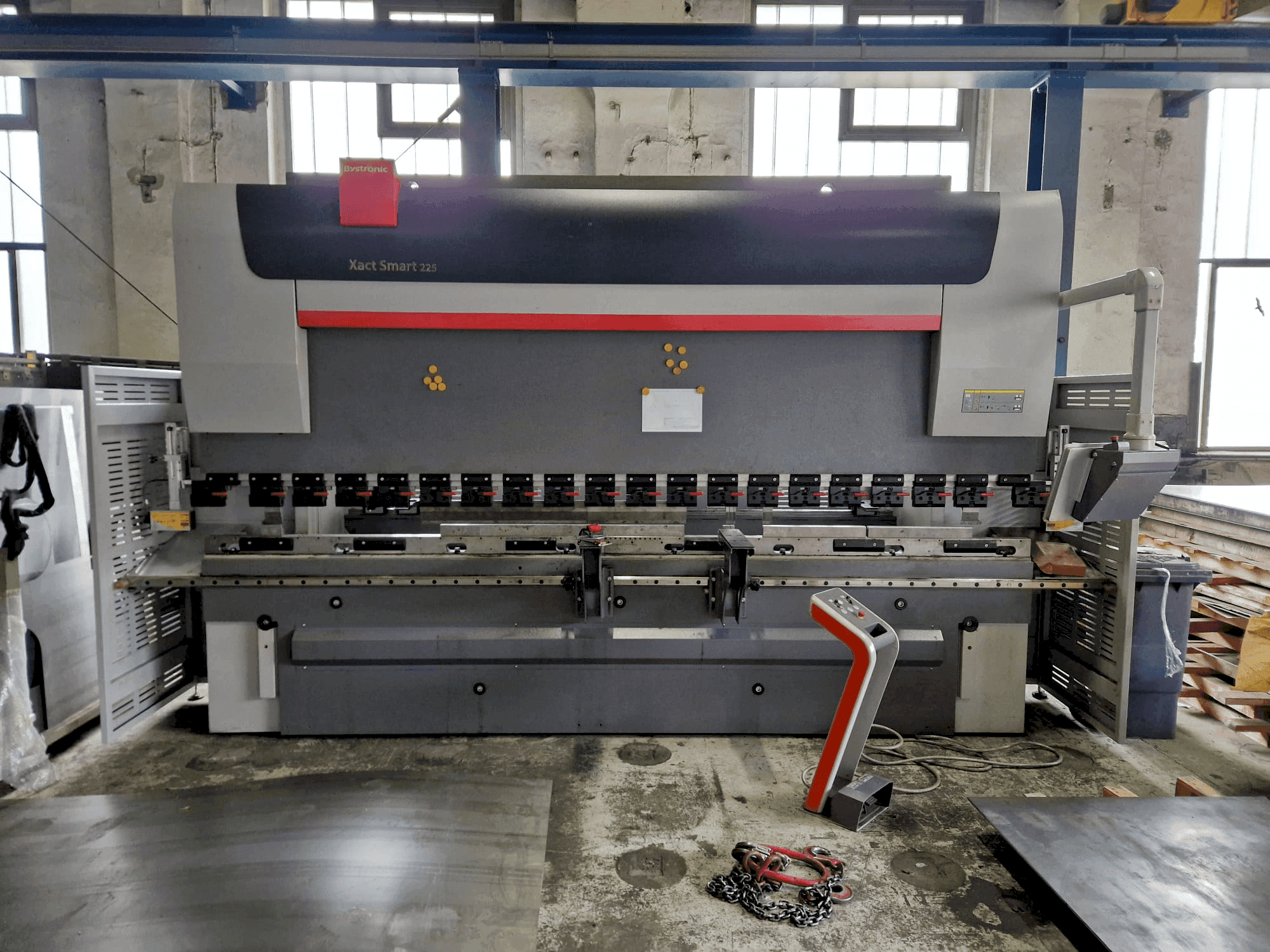 Vooraanzicht van Bystronic Xact Smart 225/4100 machine