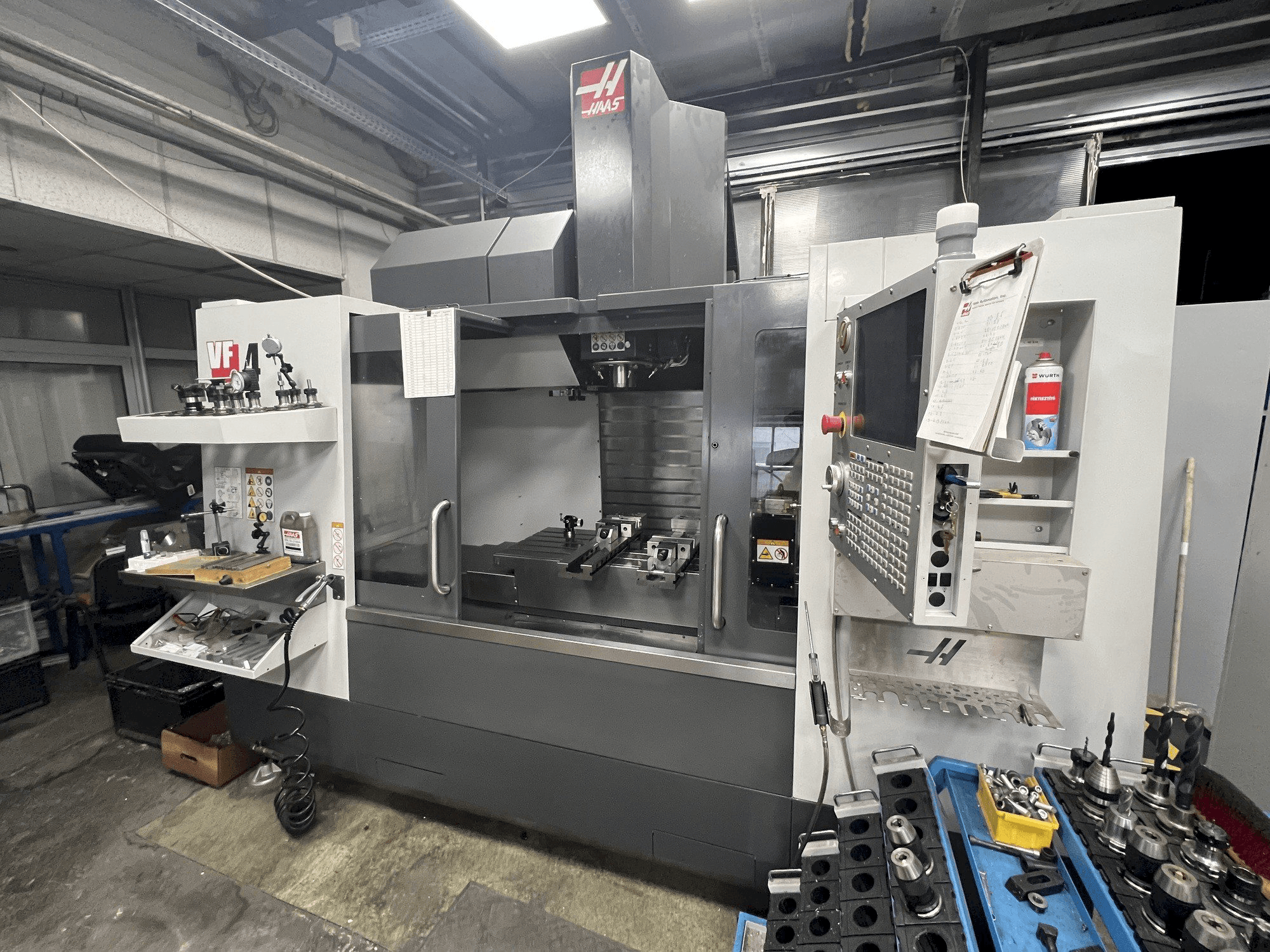 Vooraanzicht van HAAS VF-4 machine