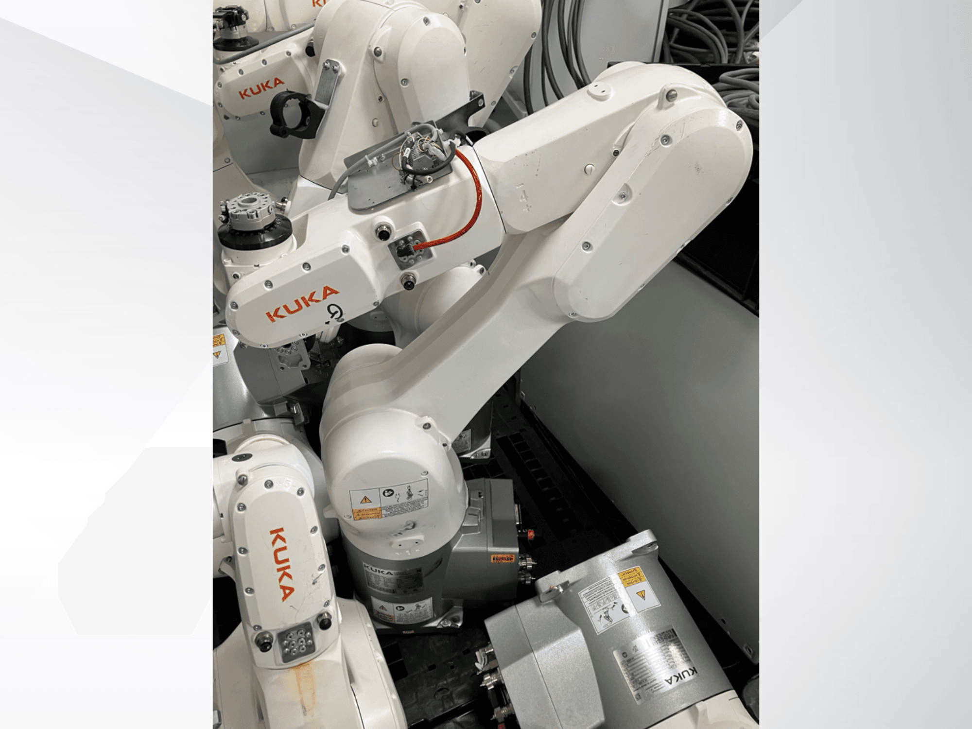 KUKA KR 6 R900 CR robotarm, zijaanzicht; voorzien van zichtbare motoren en connectoren, veiligheidswaarschuwingen en mechanische armen.