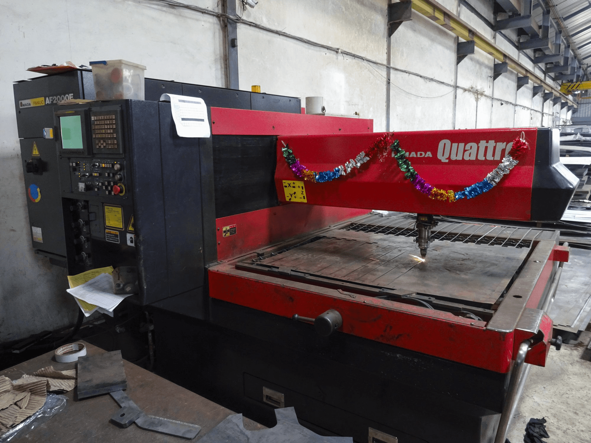 Vooraanzicht van AMADA Quattro AF2000E machine