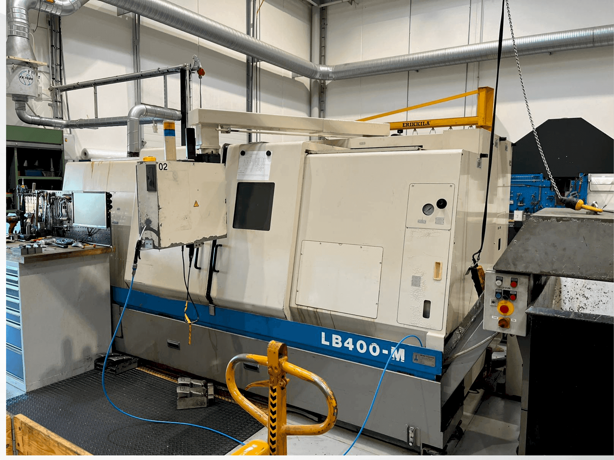 Vooraanzicht van Okuma LB400 M machine