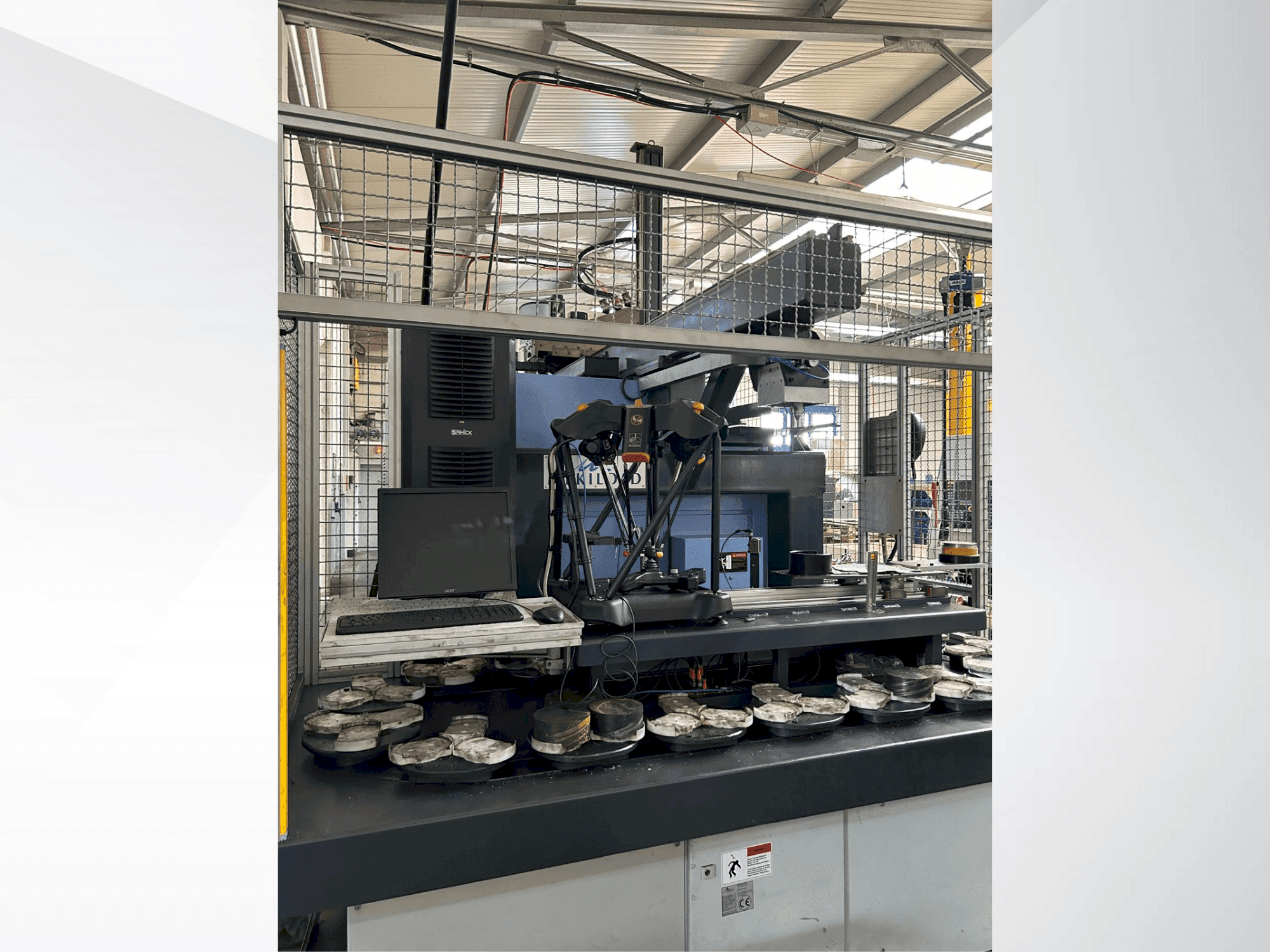 Zijaanzicht van DOOSAN Puma 2600 SY II machine