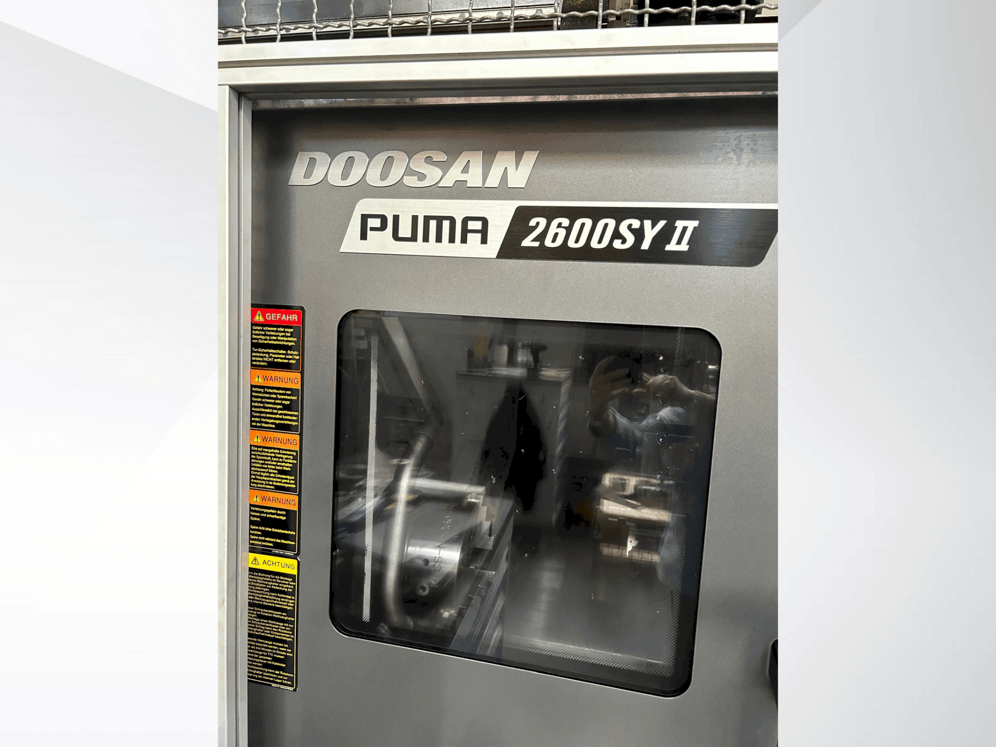 Vooraanzicht van DOOSAN Puma 2600 SY II machine