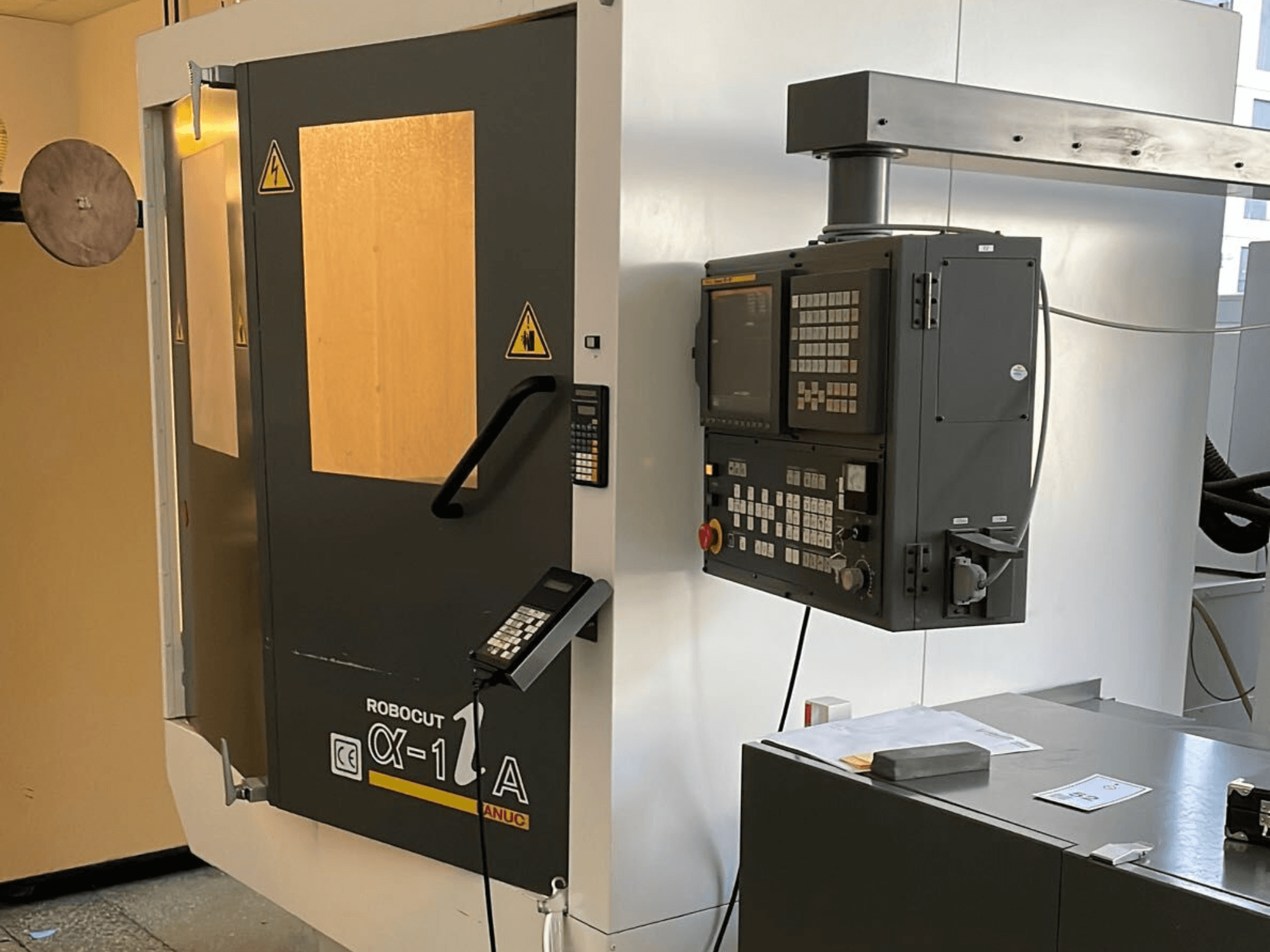 Robocut CX-1 Een machine met bedieningspaneel; vooraanzicht met veiligheidsdeuren en bedieningsinterface.