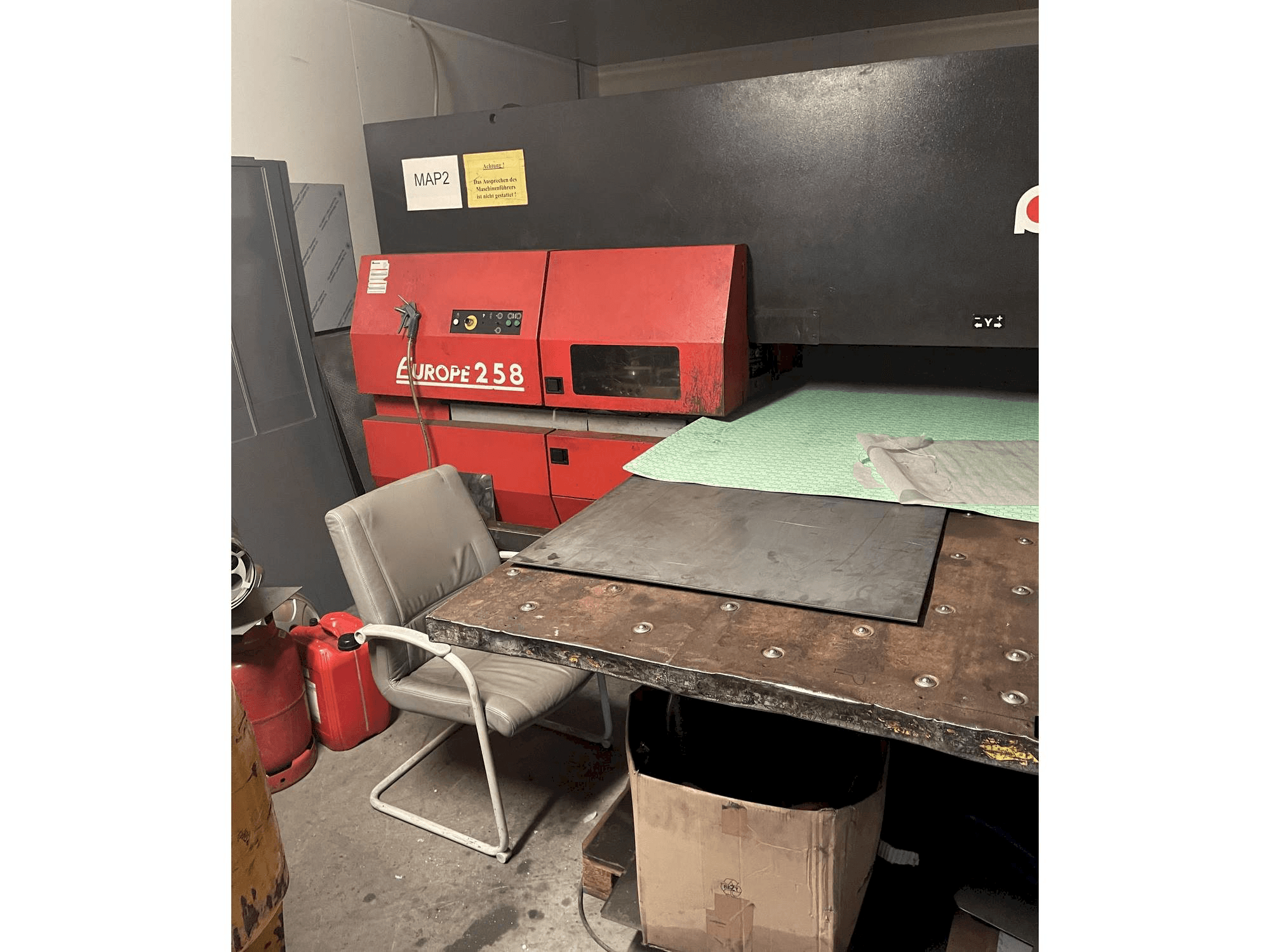 Vooraanzicht van AMADA Europe 258 machine