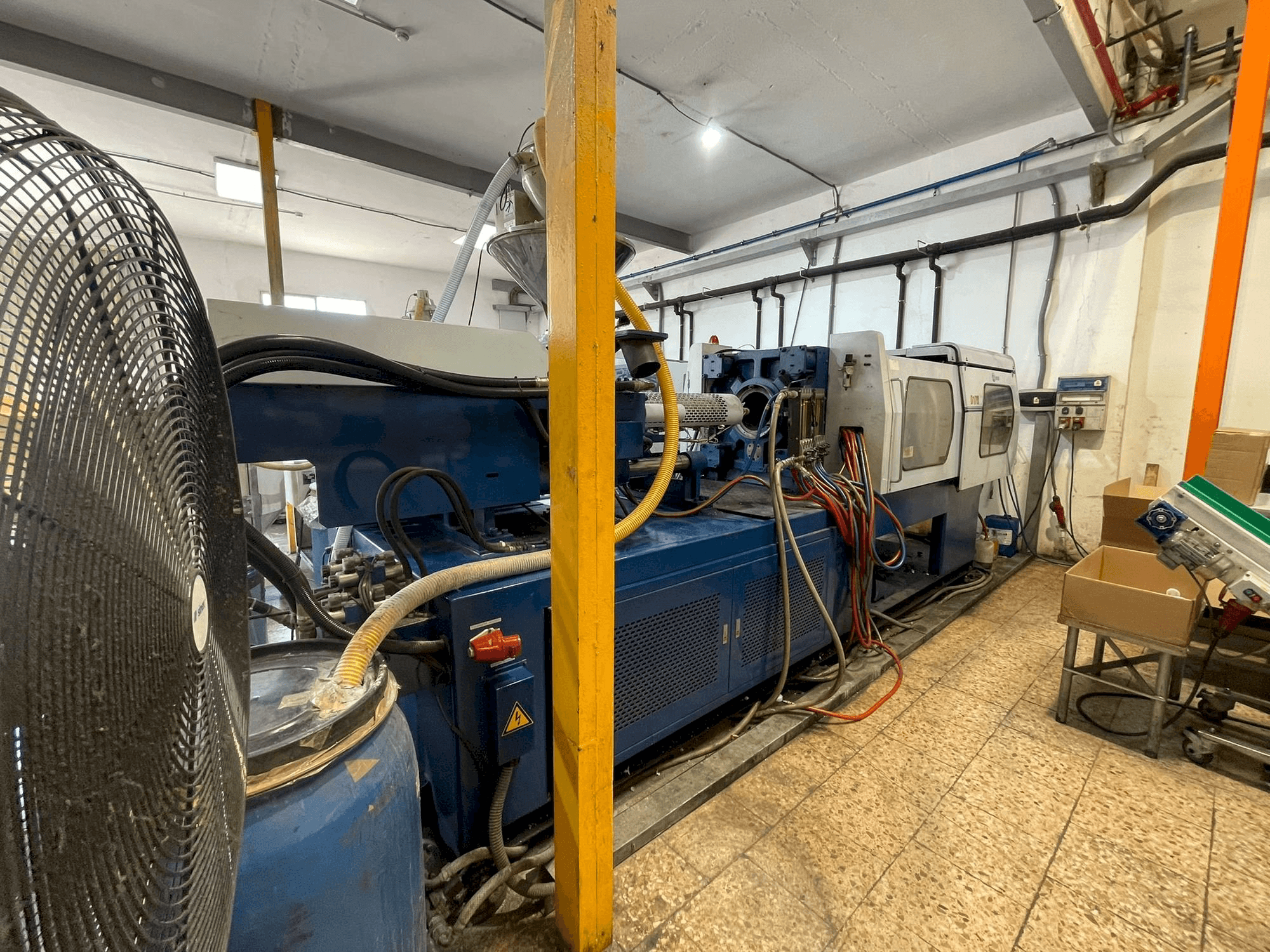 Linkerzijdeaanzicht van Euroinj D170 machine