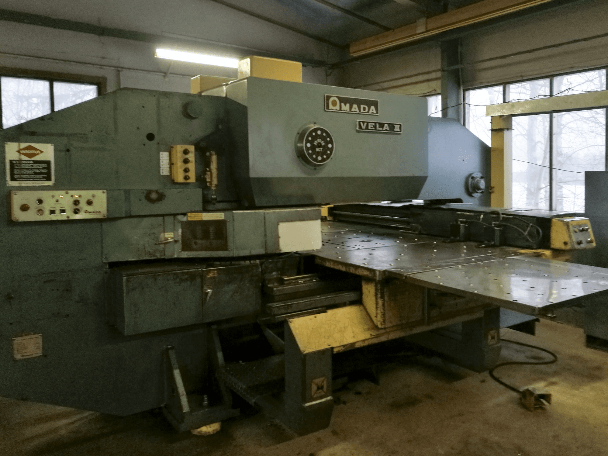 Links zicht van AMADA VELA II machine