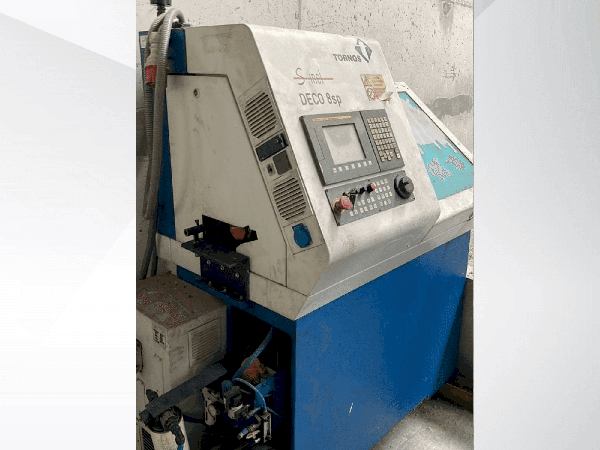 Vooraanzicht van TORNOS DECO 8sp machine