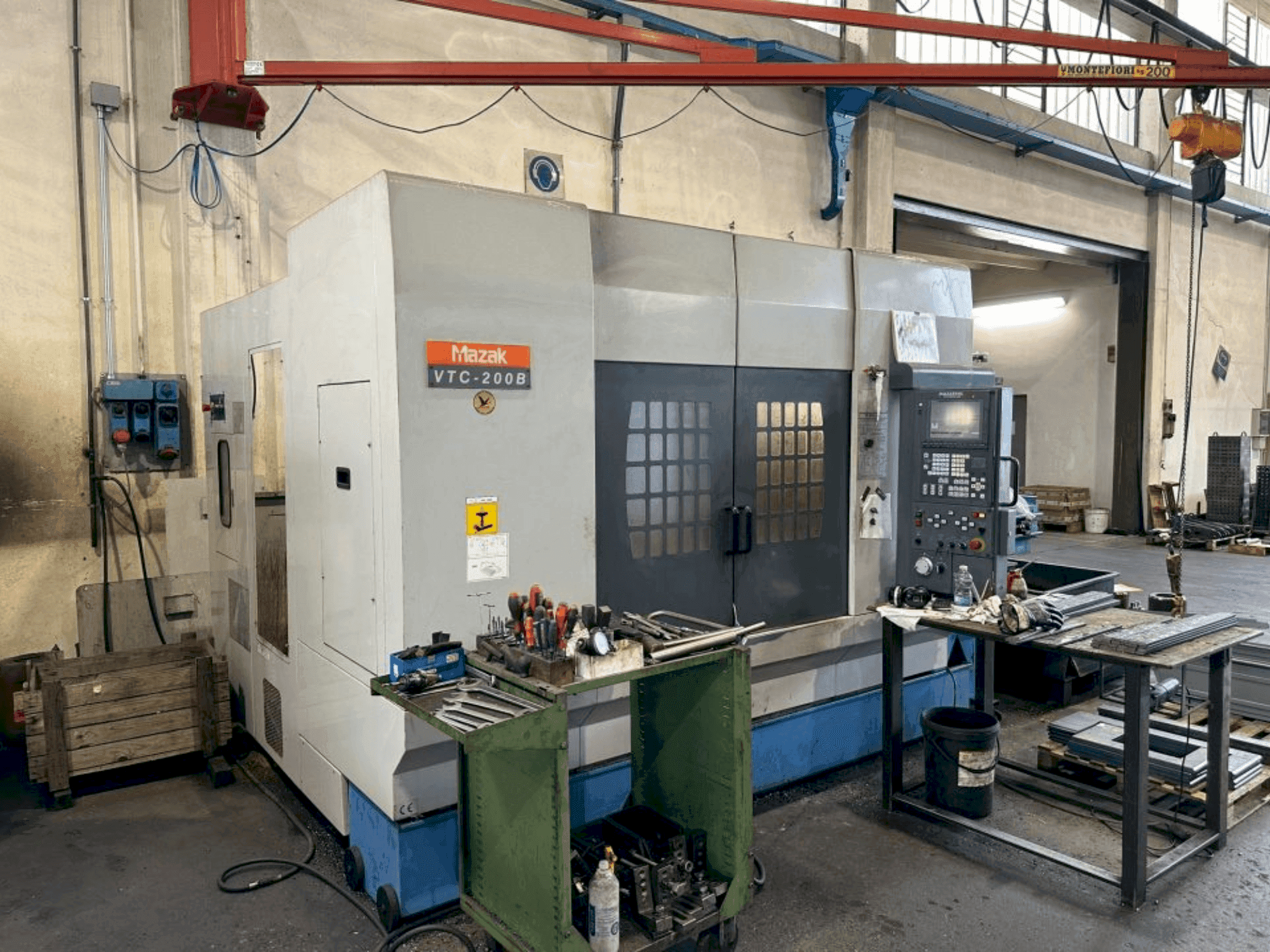 Vooraanzicht van Mazak VTC 200B machine