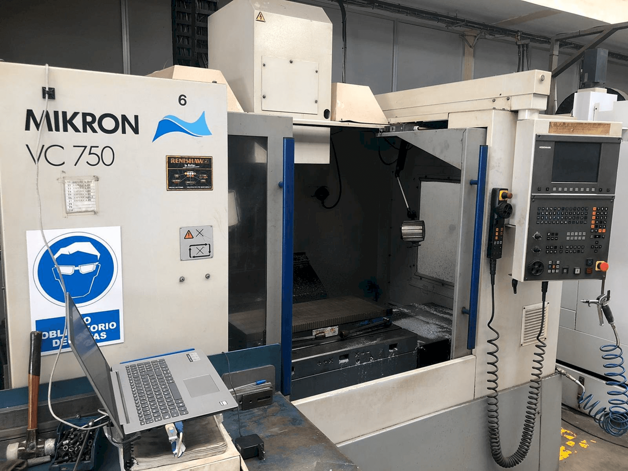Vooraanzicht van MIKRON VC 750 machine