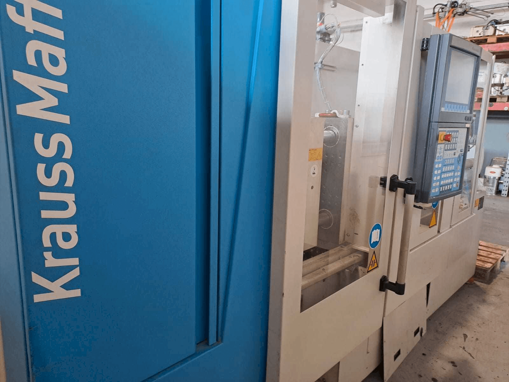 Vooraanzicht van Krauss Maffei 35-180CX machine