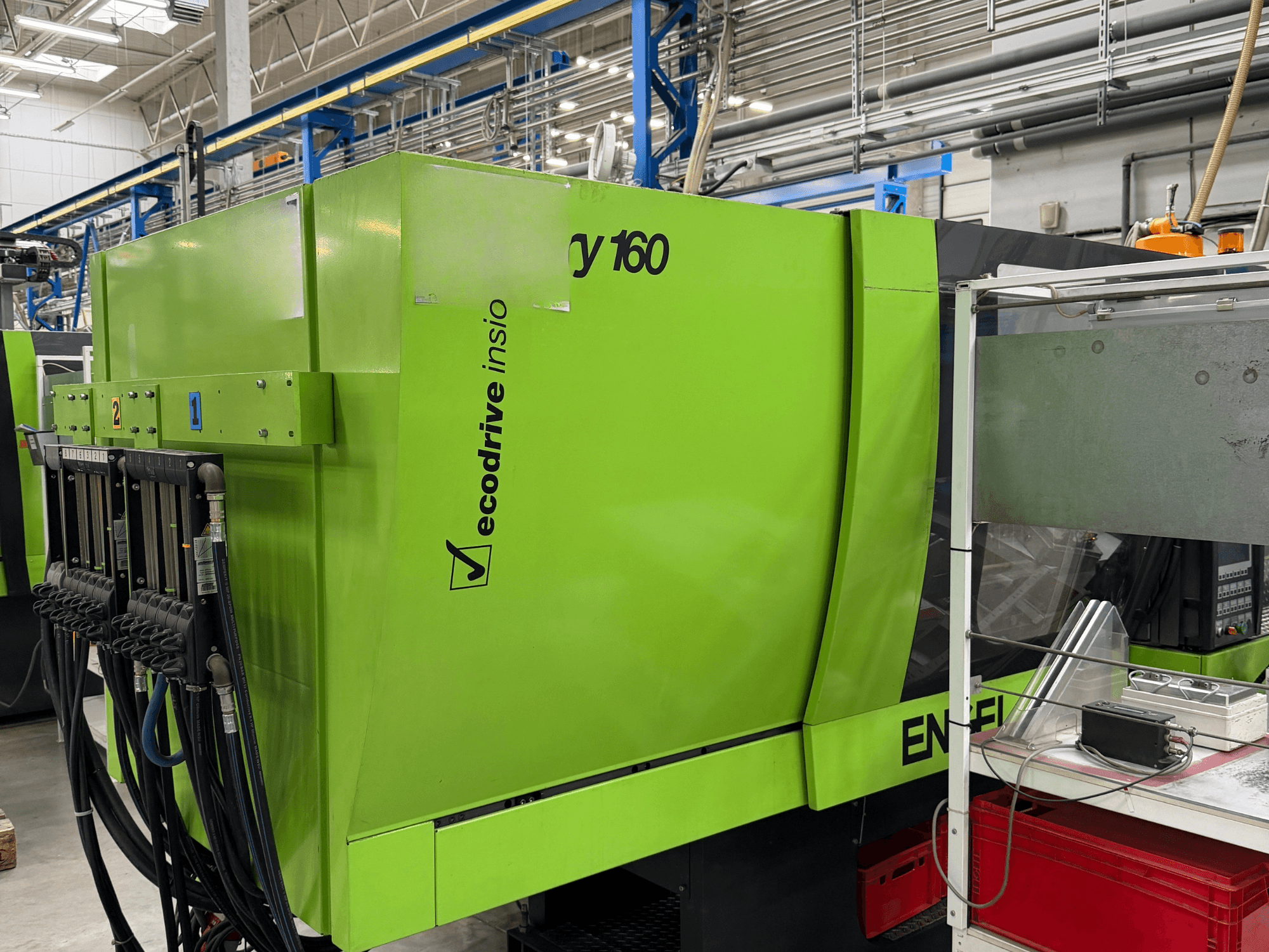 Engel Victory 500/160 Tech hydraulische spuitgietmachine in groen, zijaanzicht met bedieningspaneel en Ecodrive-functie.