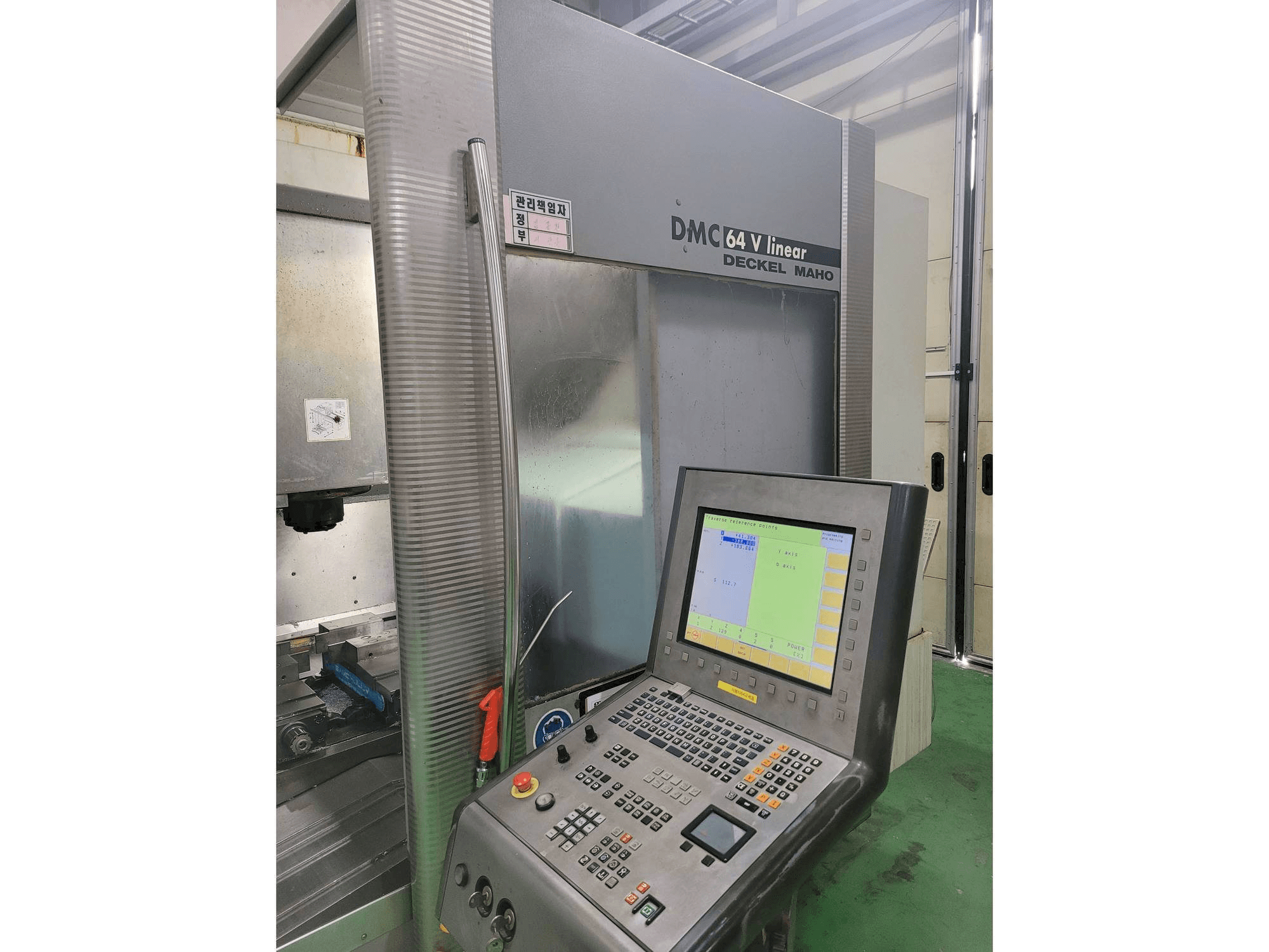 Vooraanzicht van DECKEL MAHO DMC 64 V machine