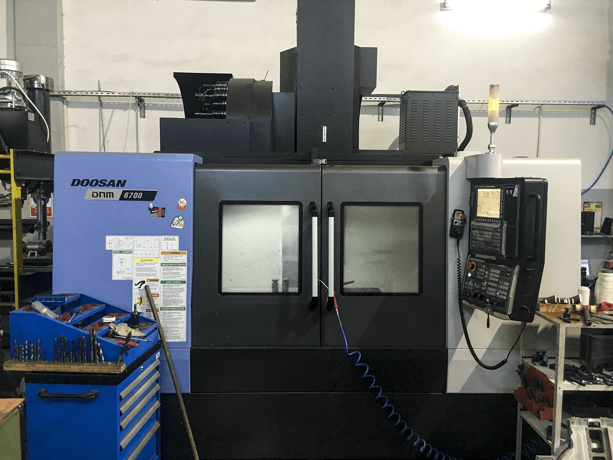 Vooraanzicht van Doosan DNM 6700 machine