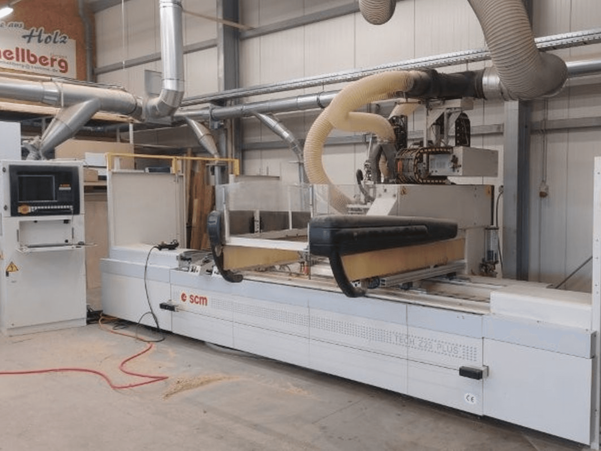 SCM TECH Z25 PLUS H-R4 CNC bewerkingscentrum getoond vanaf de voorkant, met een grote snijtafel en bedieningspaneel.