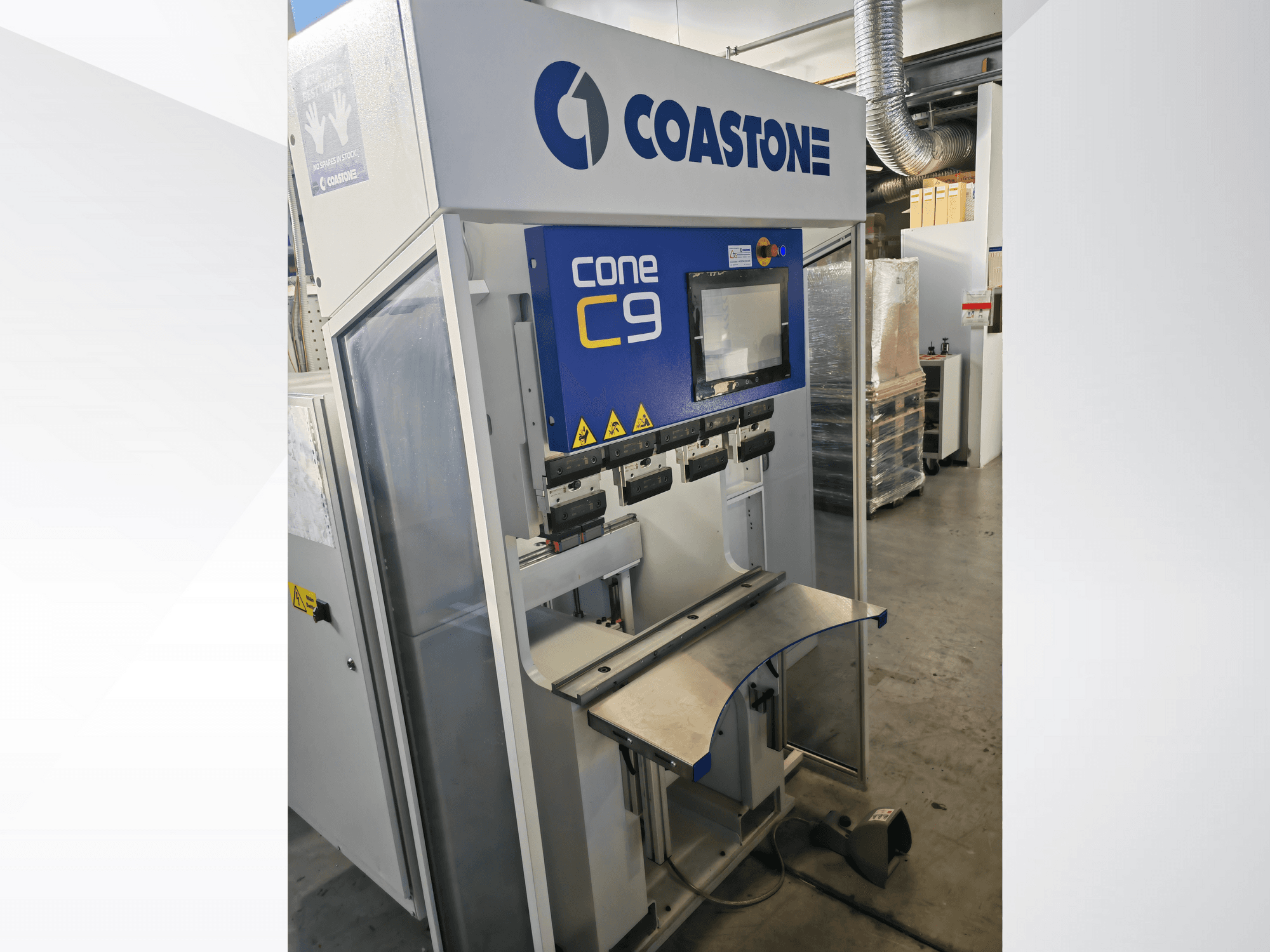 Coastone Cone C9 machine in vooraanzicht, met bedieningspaneel en roestvrijstalen werkblad.
