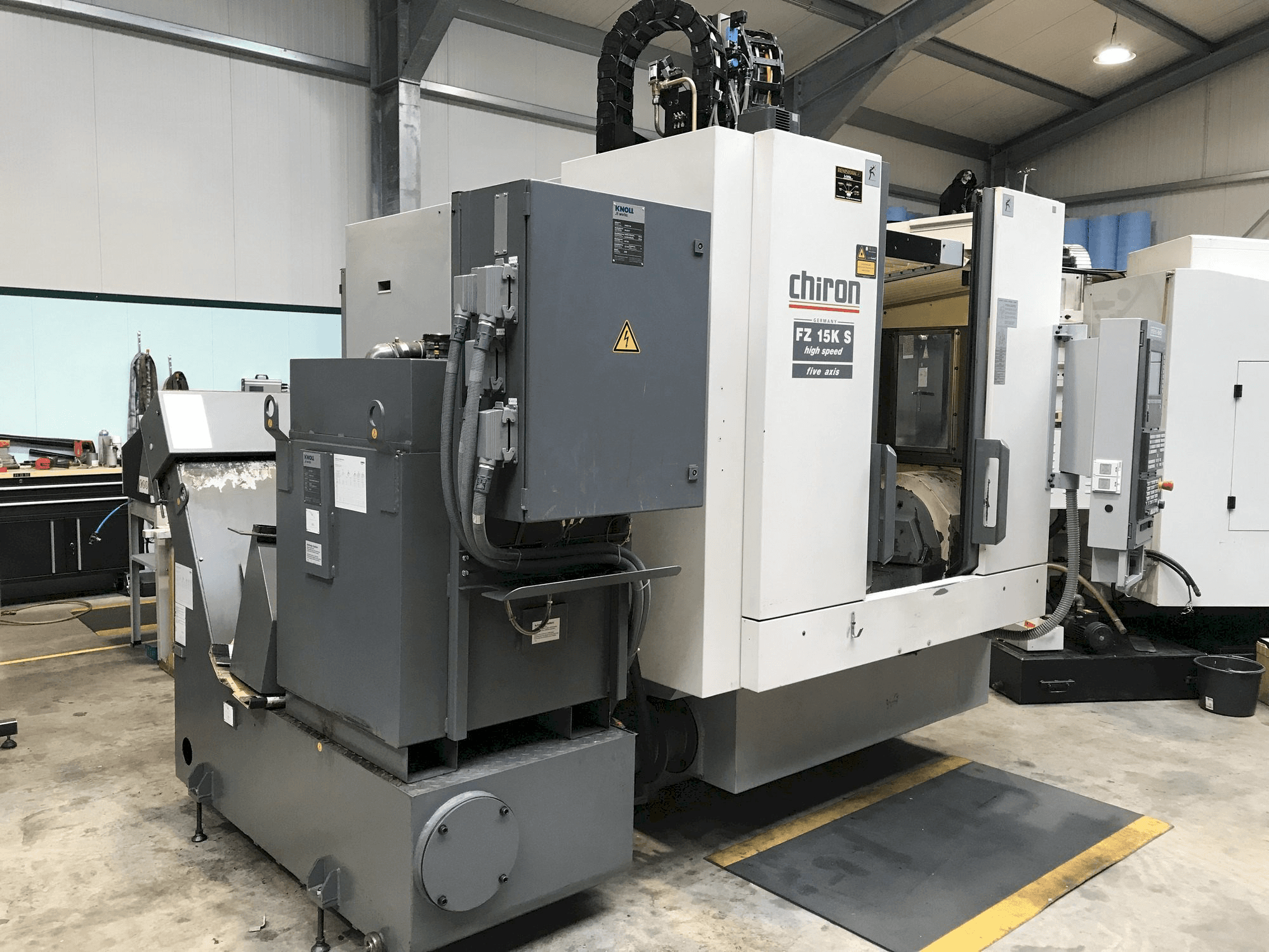 Vooraanzicht van CHIRON FZ15 KS machine