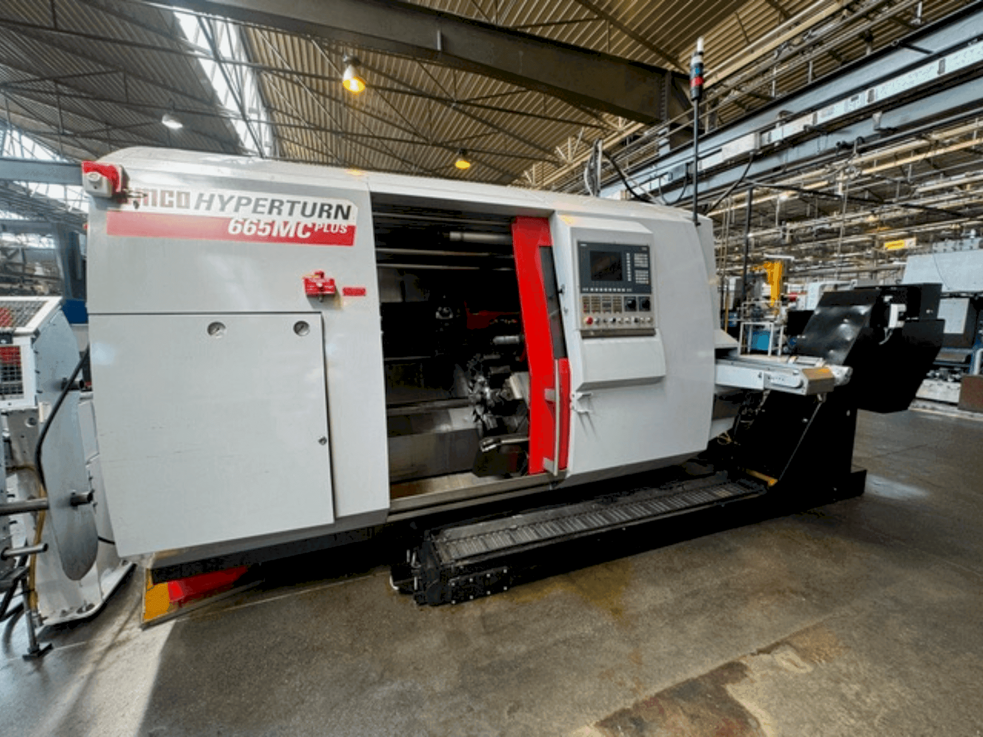 Vooraanzicht van EMCO HYPERTURN 665 MC PLUS machine