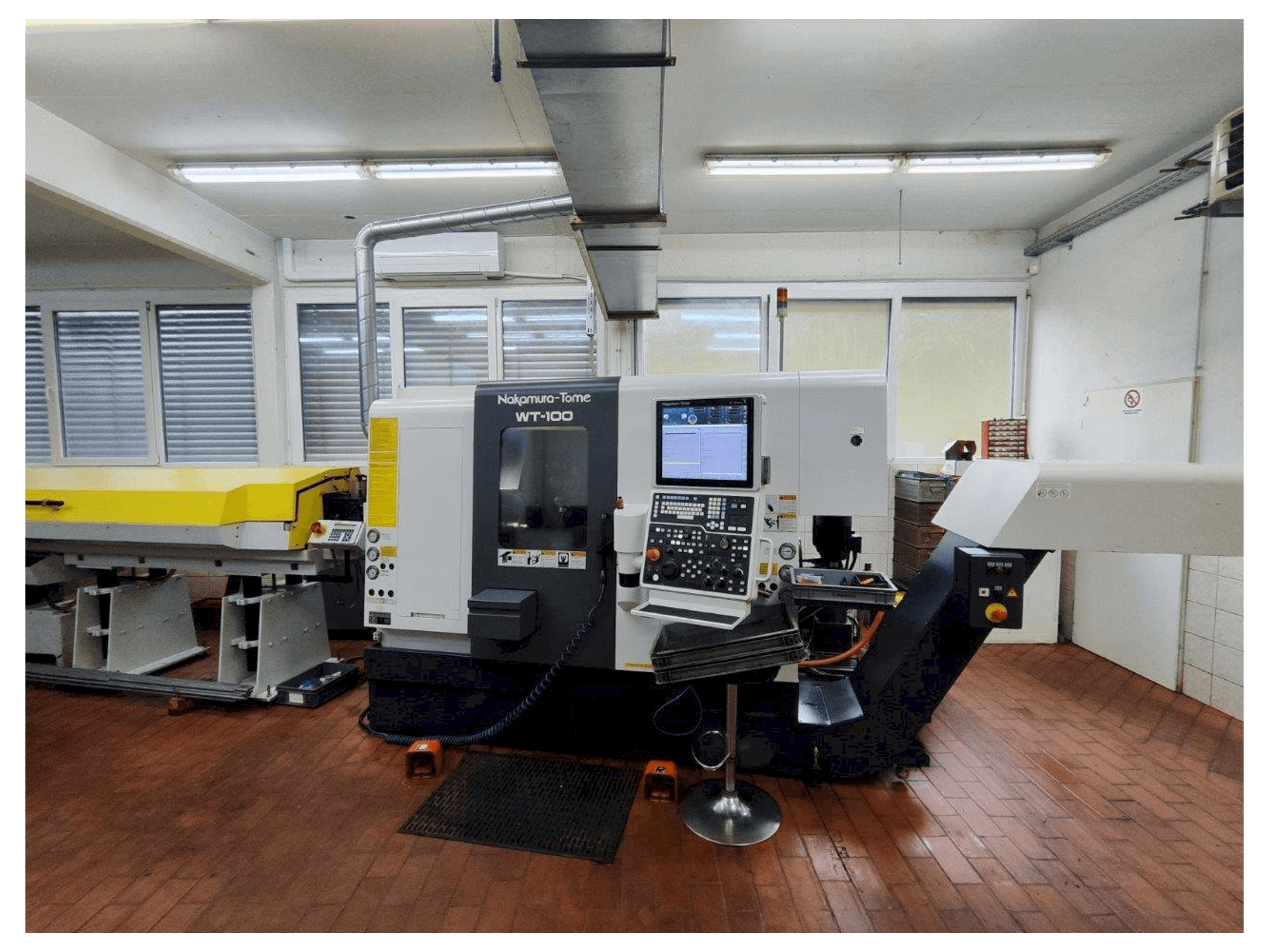 Vooraanzicht van NAKAMURA-TOME WT-100 MMY machine