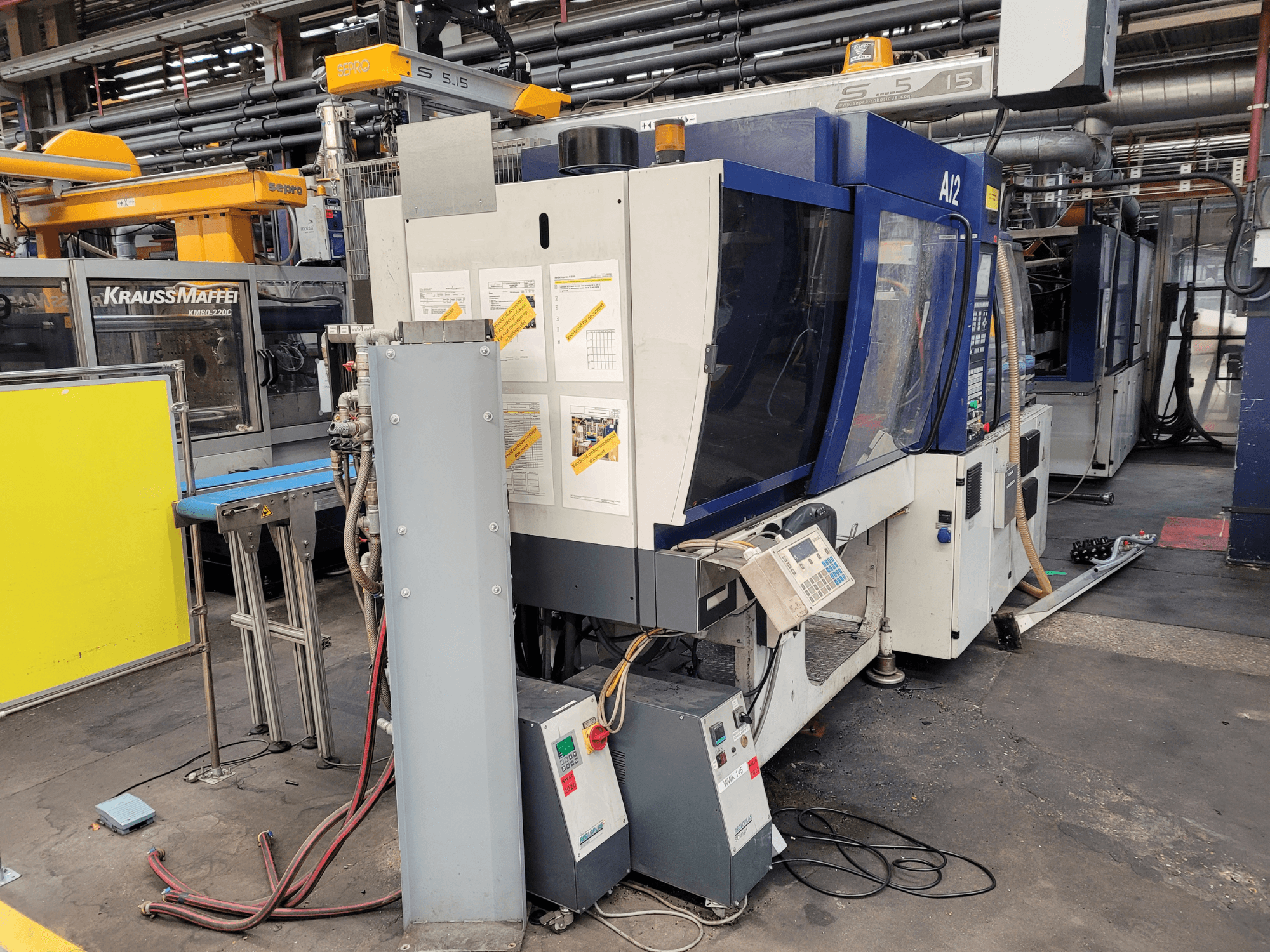 KraussMaffei spuitgietmachine model KM80-232G, vooraanzicht, met bedieningspaneel en operationele componenten.