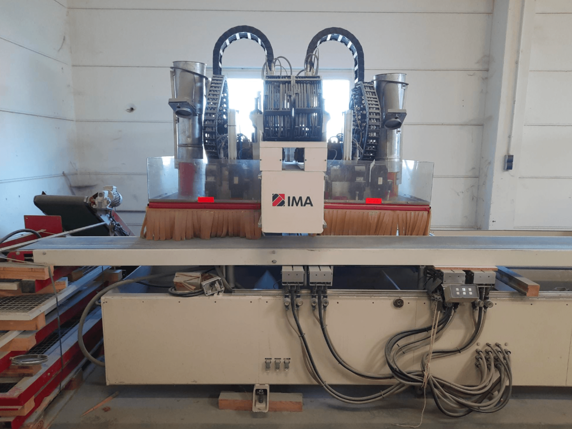 CNC-houtbewerkingscentrum IMA BIMA 610 V, gezien vanaf de voorkant, met borstels, bedieningselementen en een werktafel.