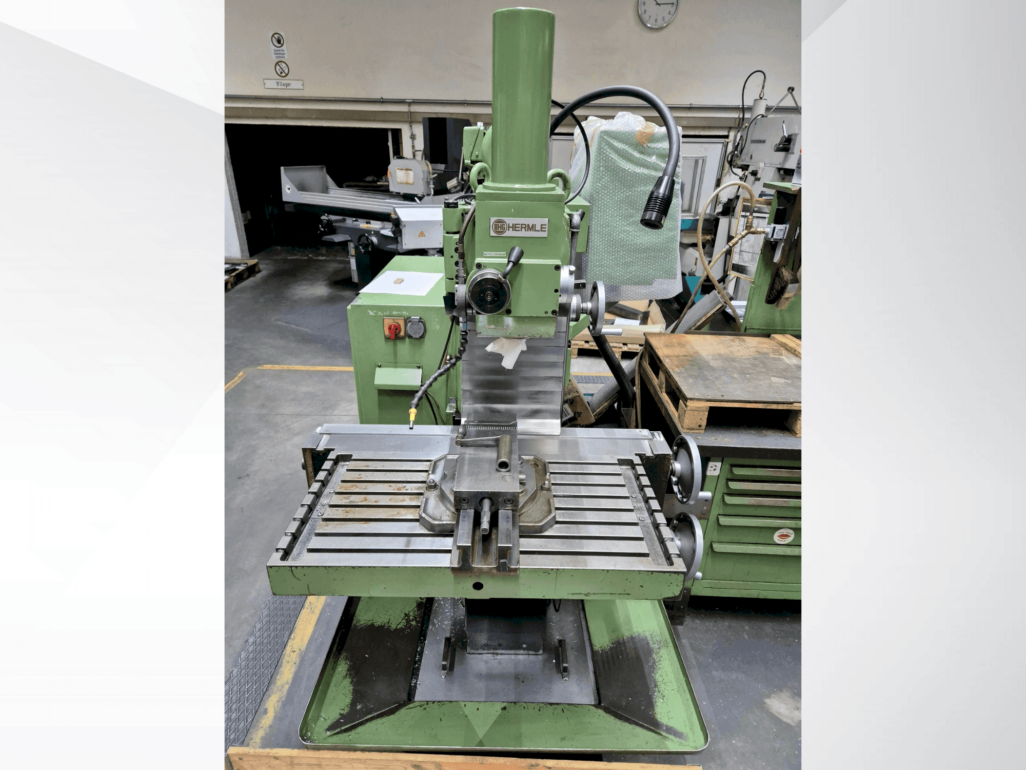 Vooraanzicht van HERMLE UWF 801 machine