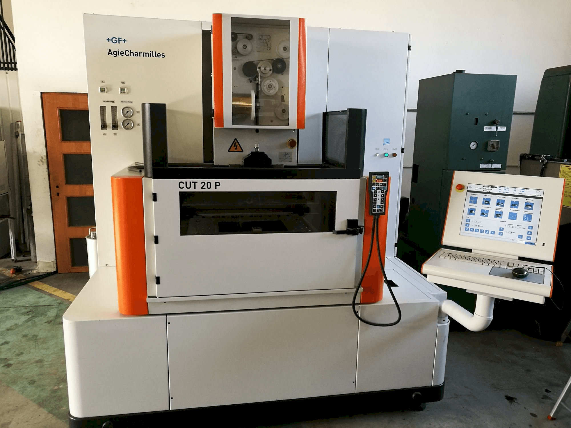 Vooraanzicht van AgieCharmilles CUT 20 P machine