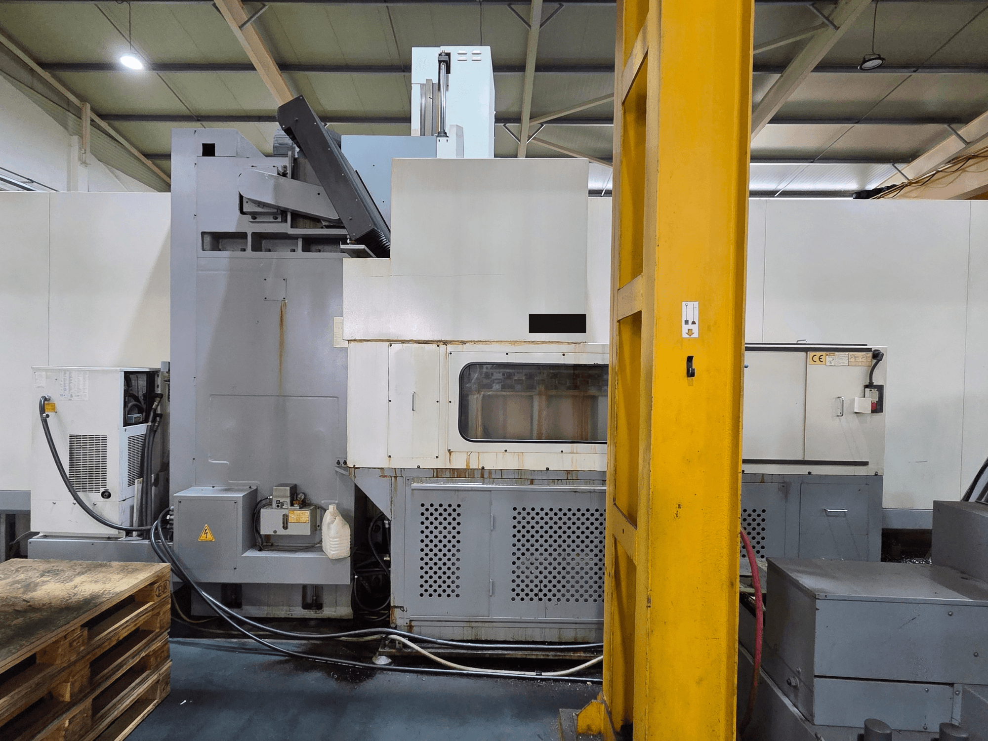 HARTFORD HB 3150/S verticaal bewerkingscentrum in een werkplaats, zijaanzicht met machinelichaam en aangesloten componenten.