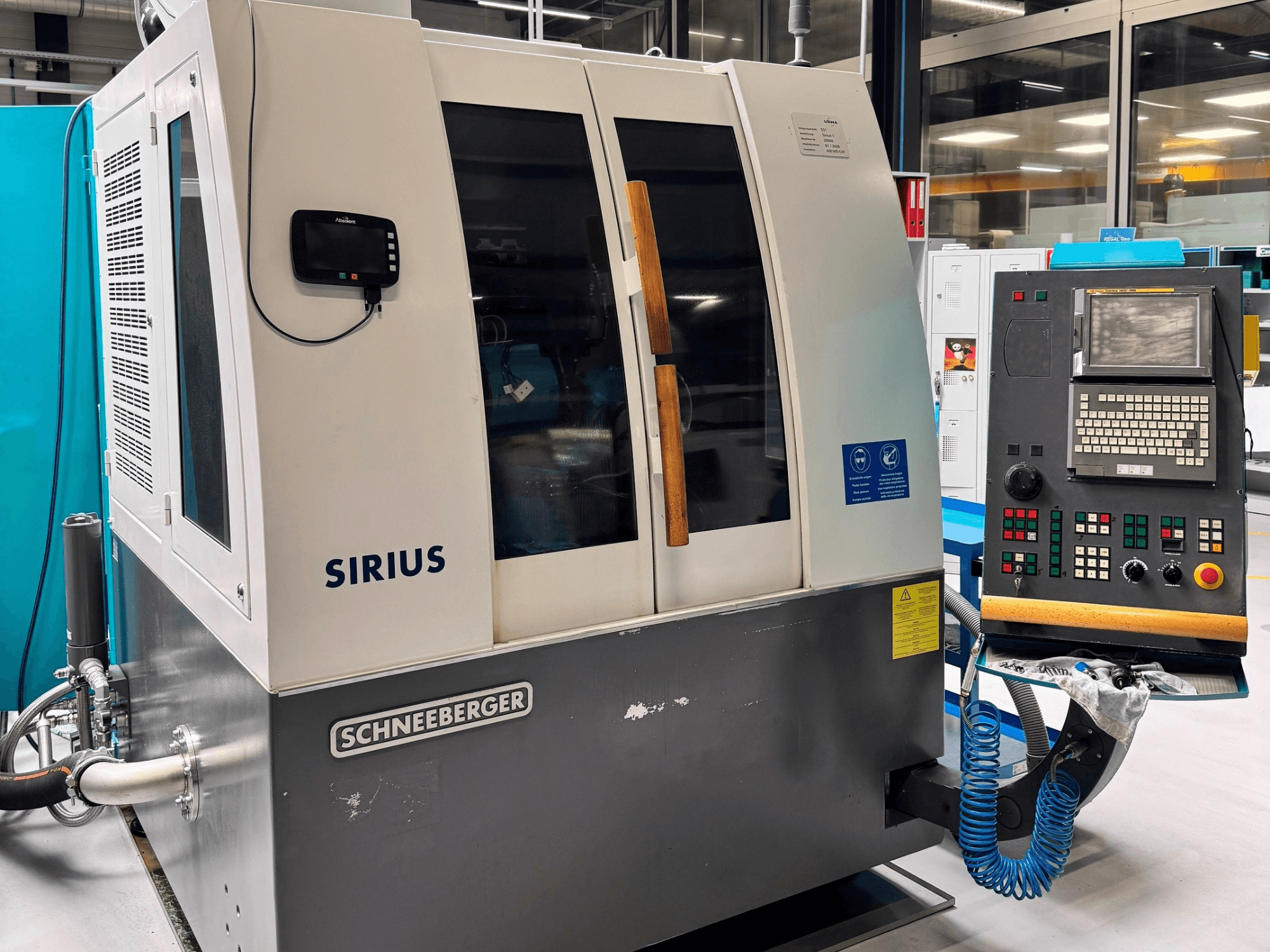 Schneeberger Sirius HPM-vlakschuurmachine, zijaanzicht, met weergave van het bedieningspaneel en de bedrijfsindicatoren.