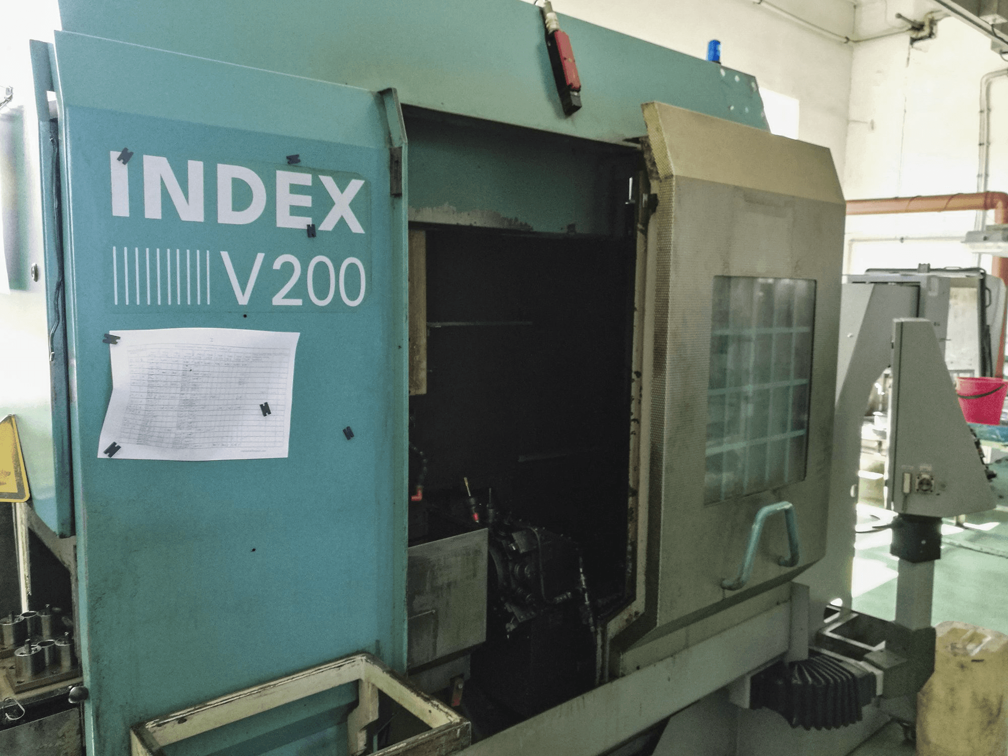 Links zicht van Index V200 machine