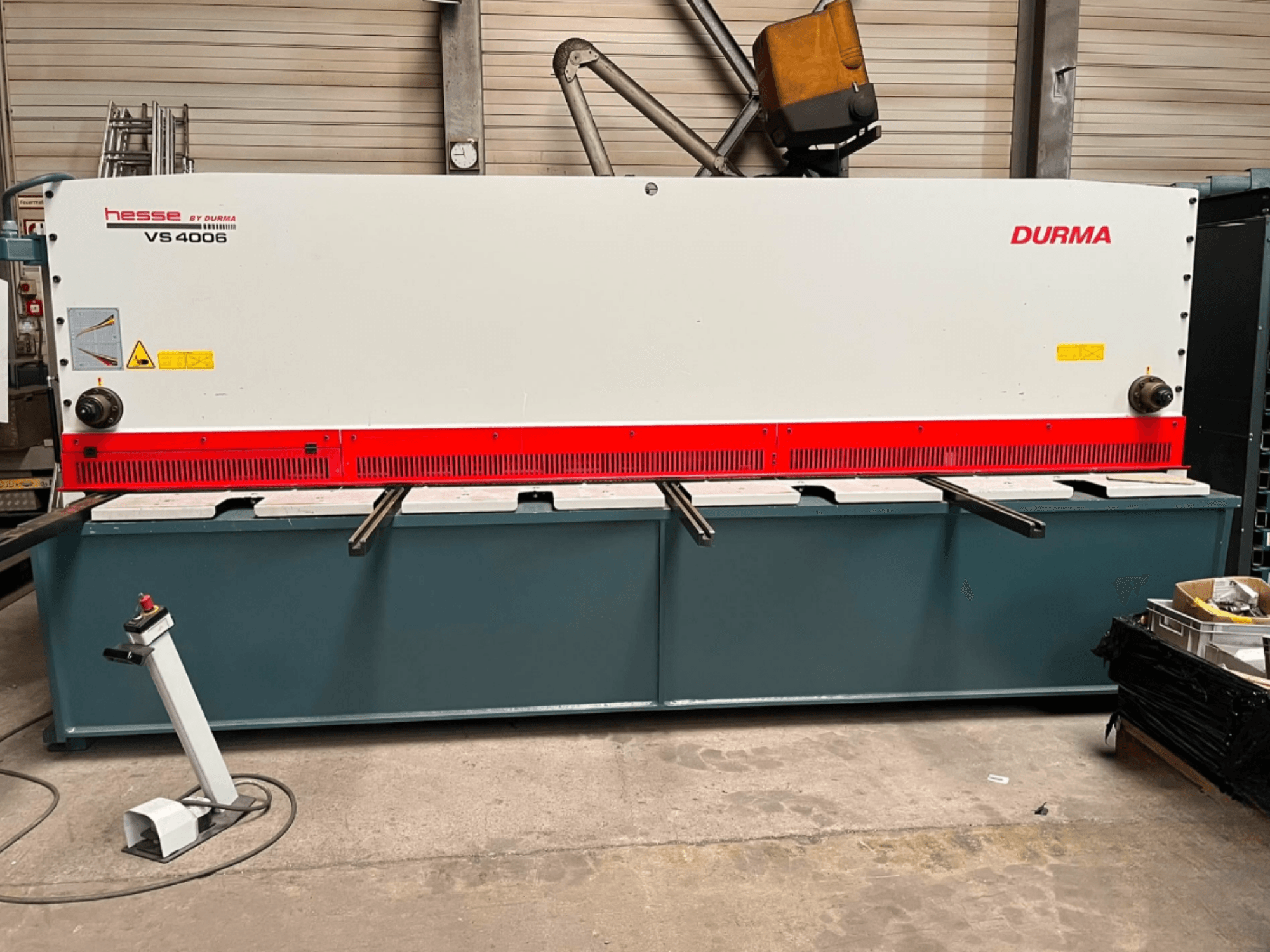 CNC-schaarmachine Durma VS 4006, vooraanzicht, met zichtbaar snijmes en bedieningspaneel op een stevige voet.