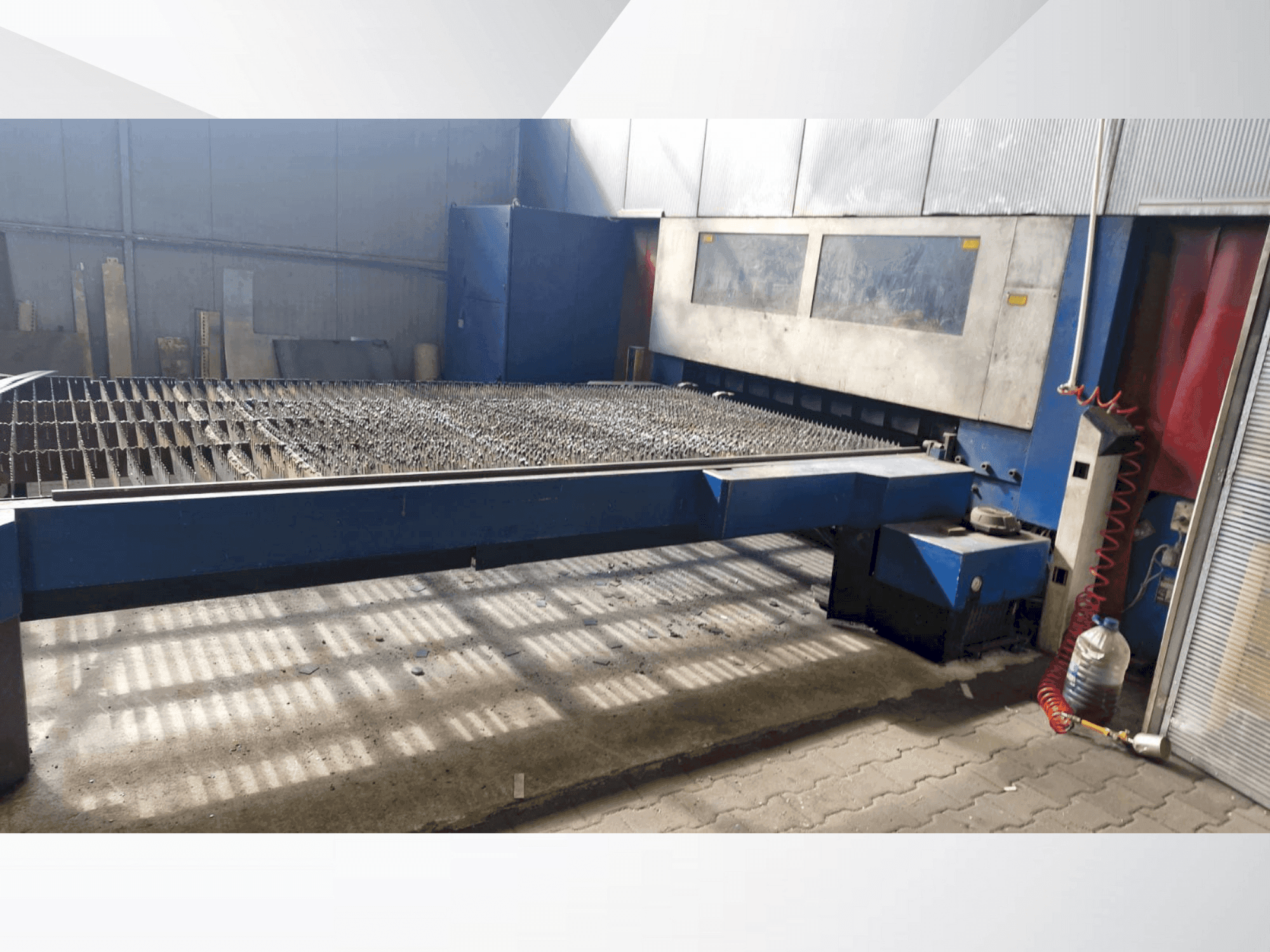 Vooraanzicht van TRUMPF TRUMATIC L 4030 machine